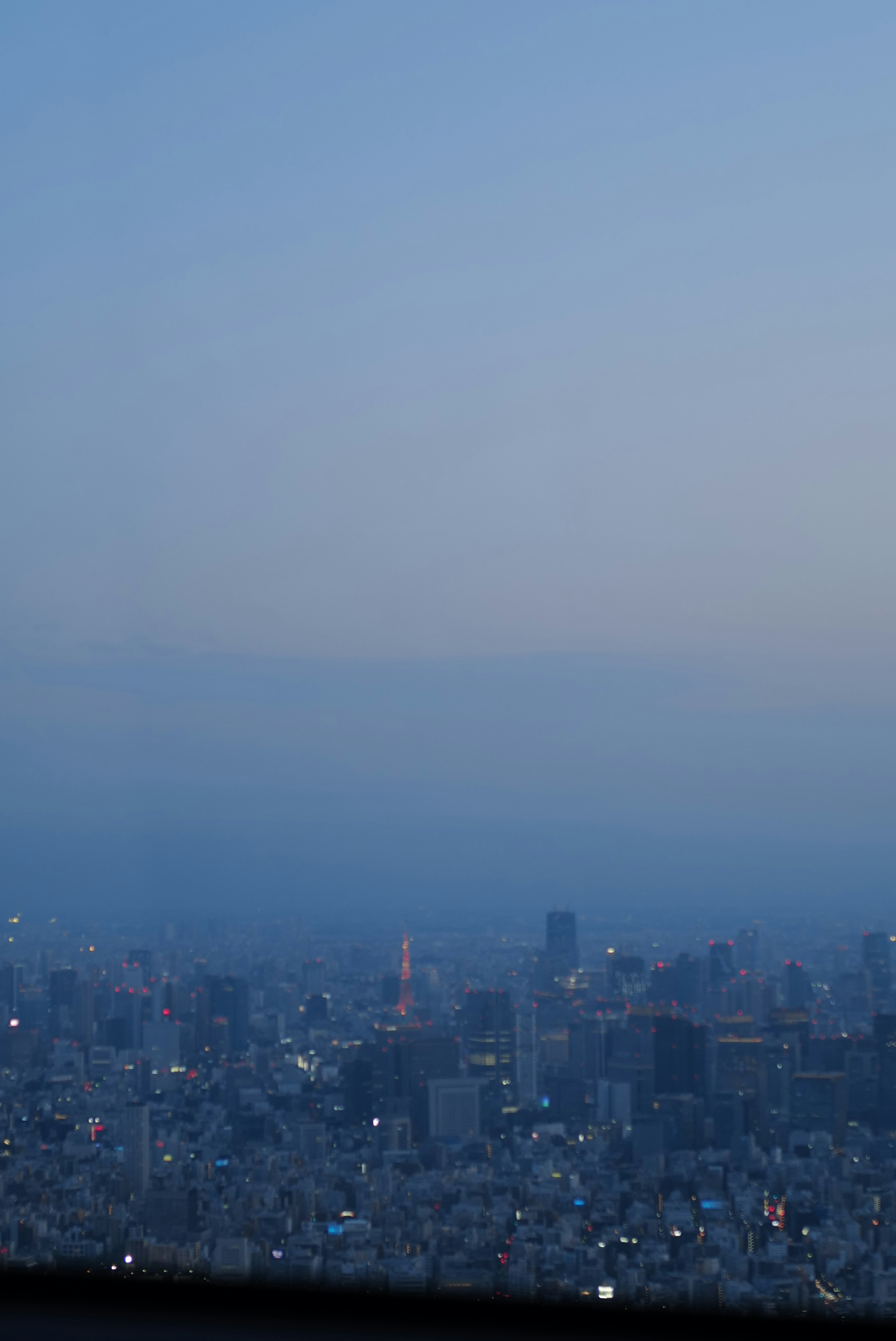 東京の夕暮れ時の都市景観、高層ビルと街の明かり