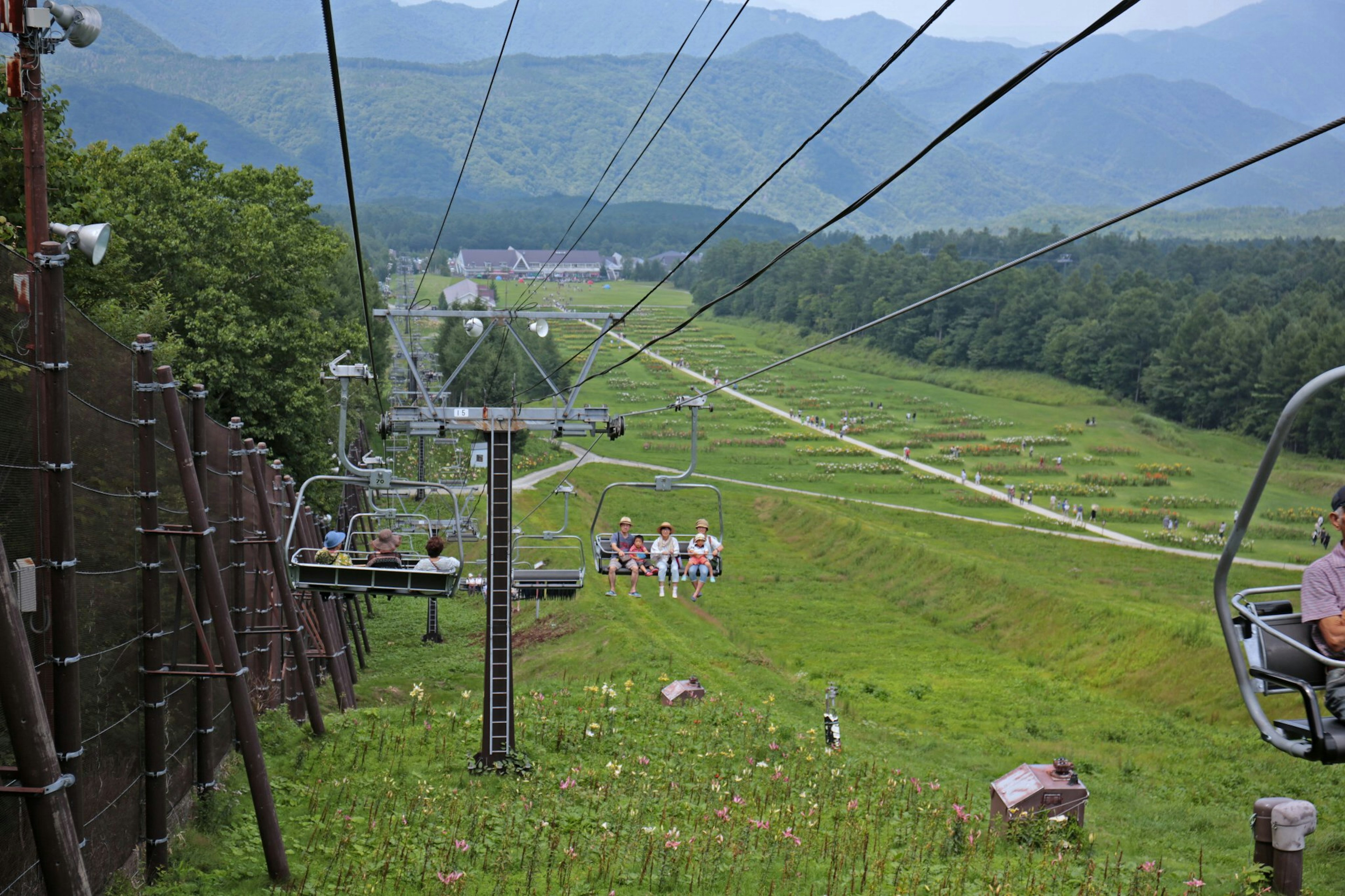 Vue pittoresque des montagnes verdoyantes avec des câbles de télésiège