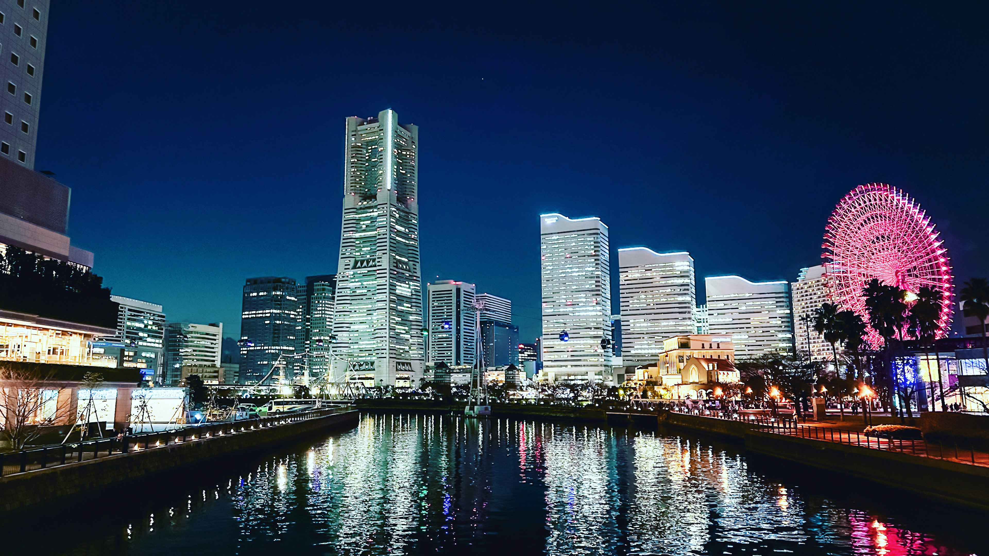 Schöne Nachtansicht von Yokohama mit Wolkenkratzern und einem Riesenrad