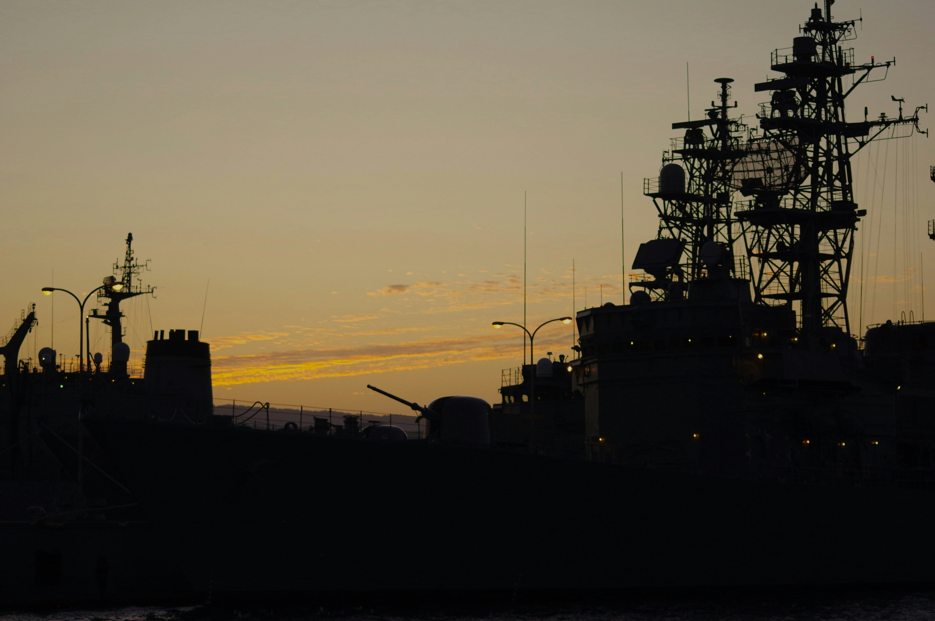 Silhouette di navi al crepuscolo con un tramonto colorato