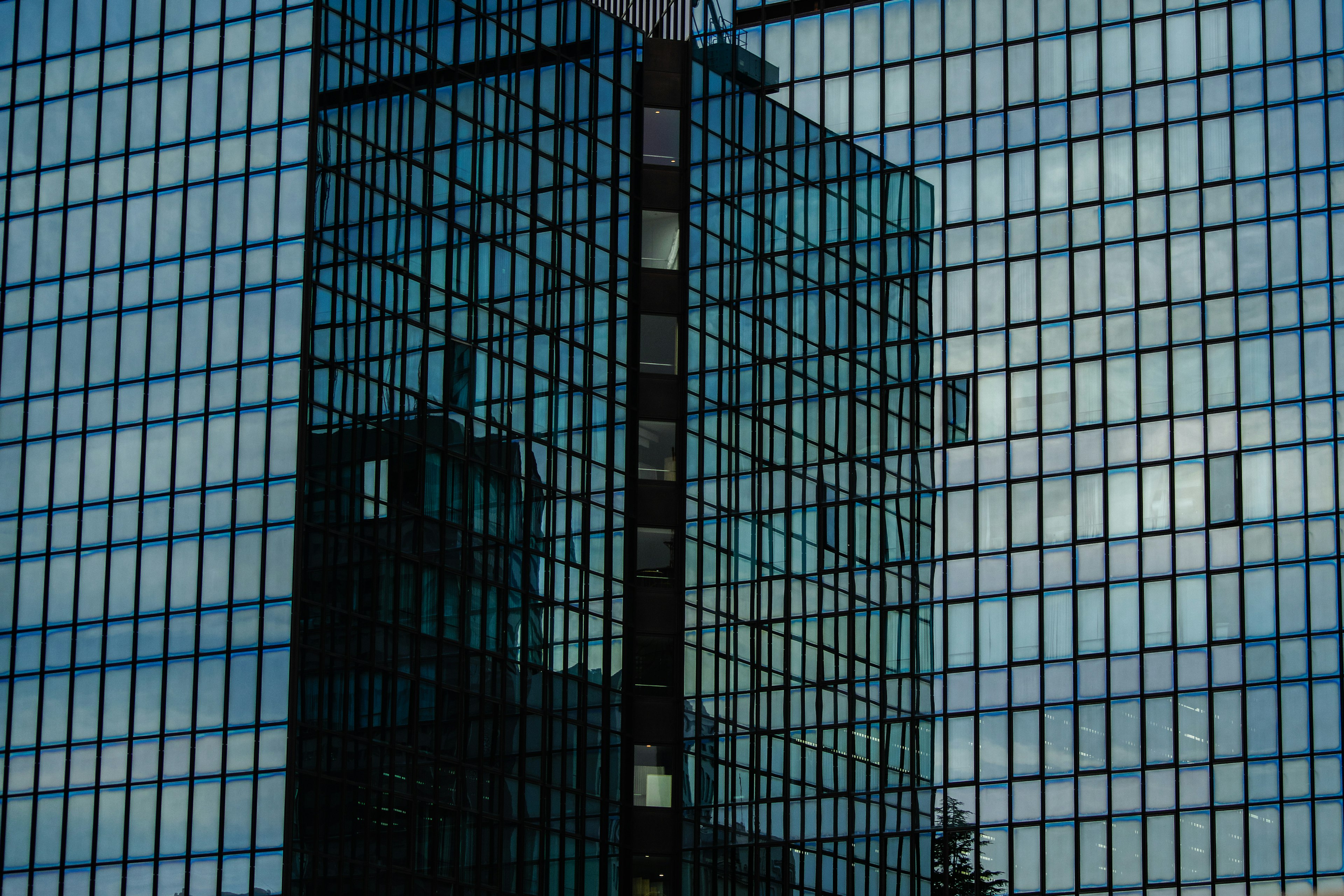 Riflessi di un edificio di vetro con motivi di cielo blu