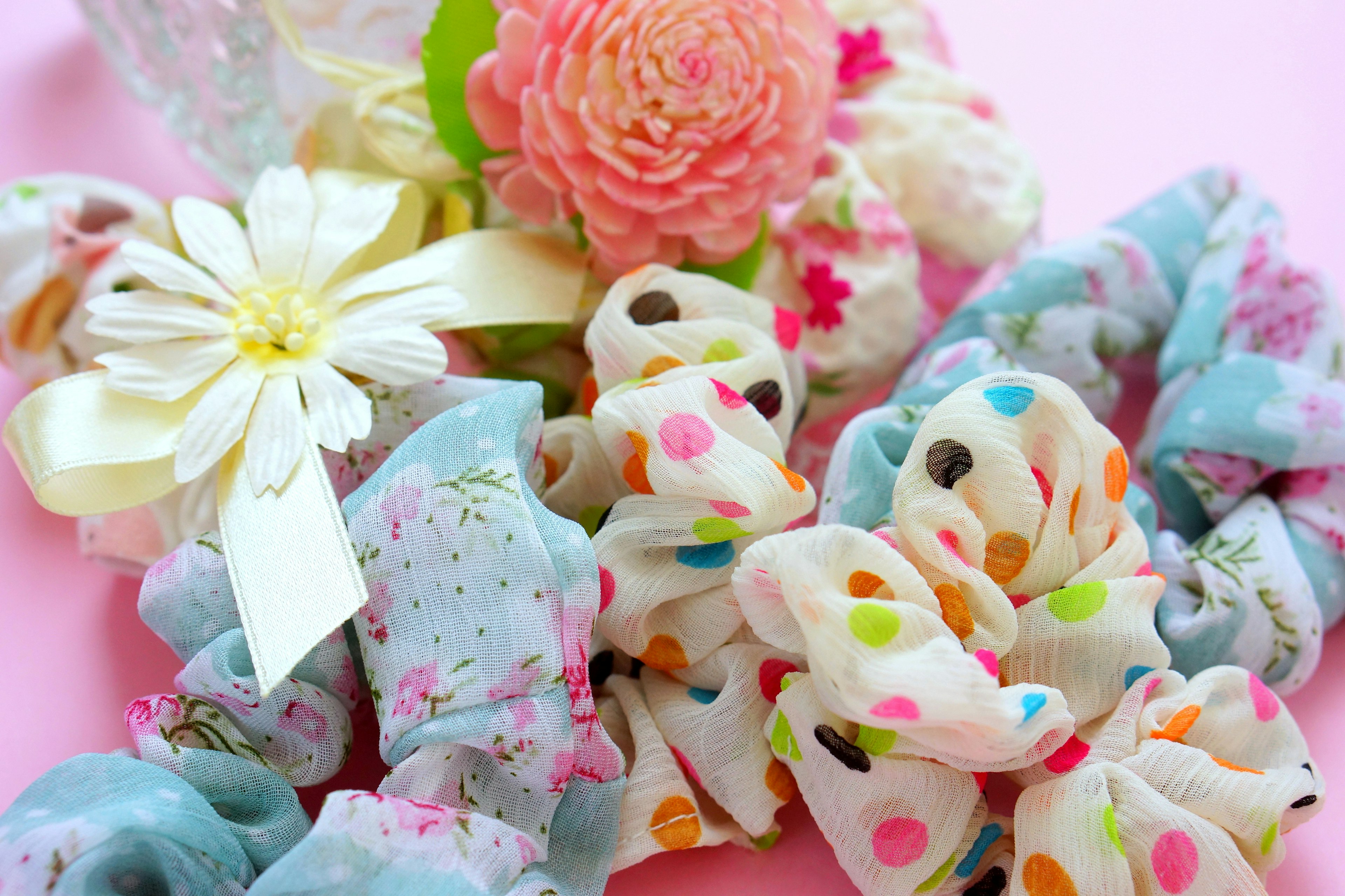 Scrunchies colorati e decorazioni floreali disposti insieme