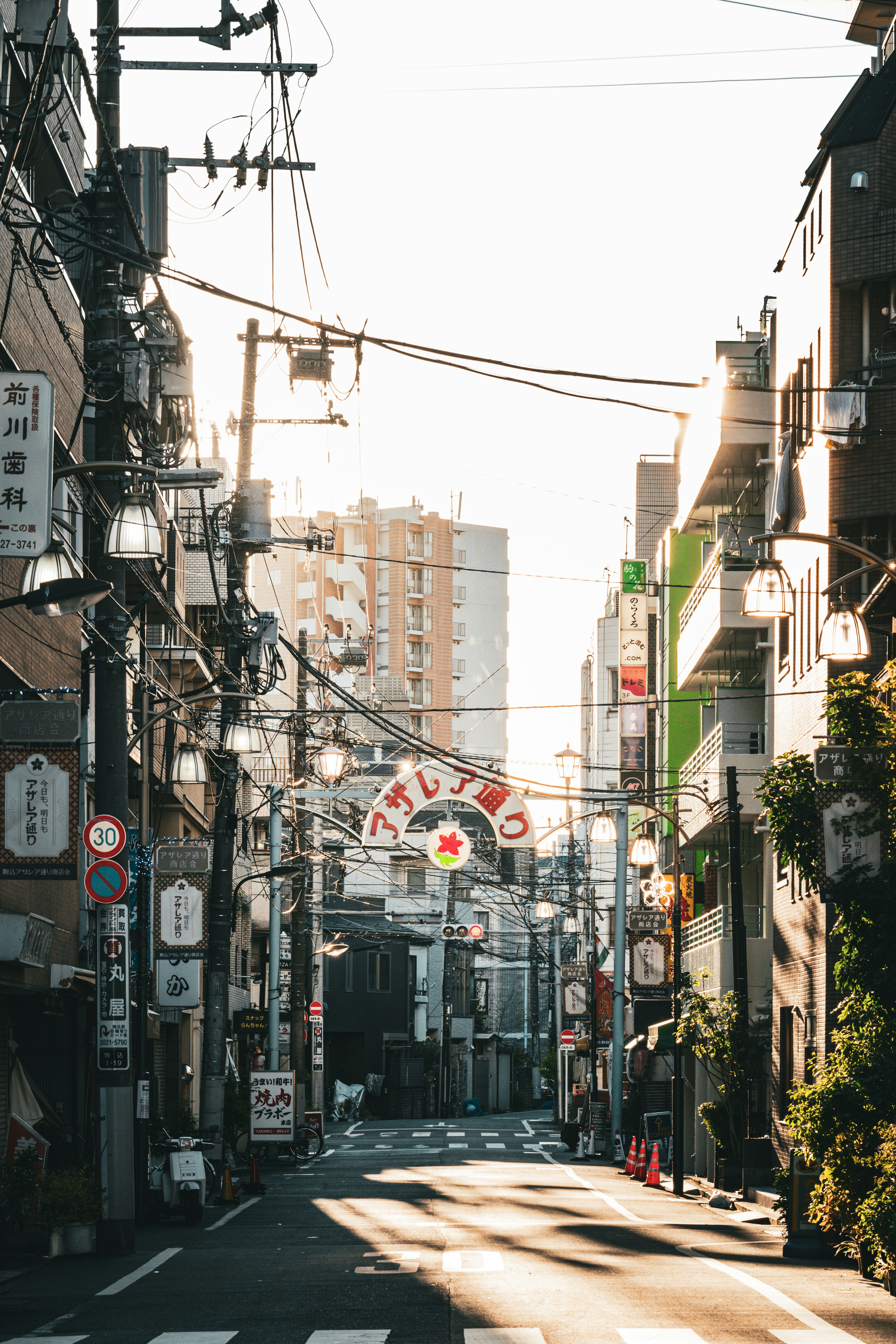 安静的日本街道场景，交错的电线建筑和商业标志