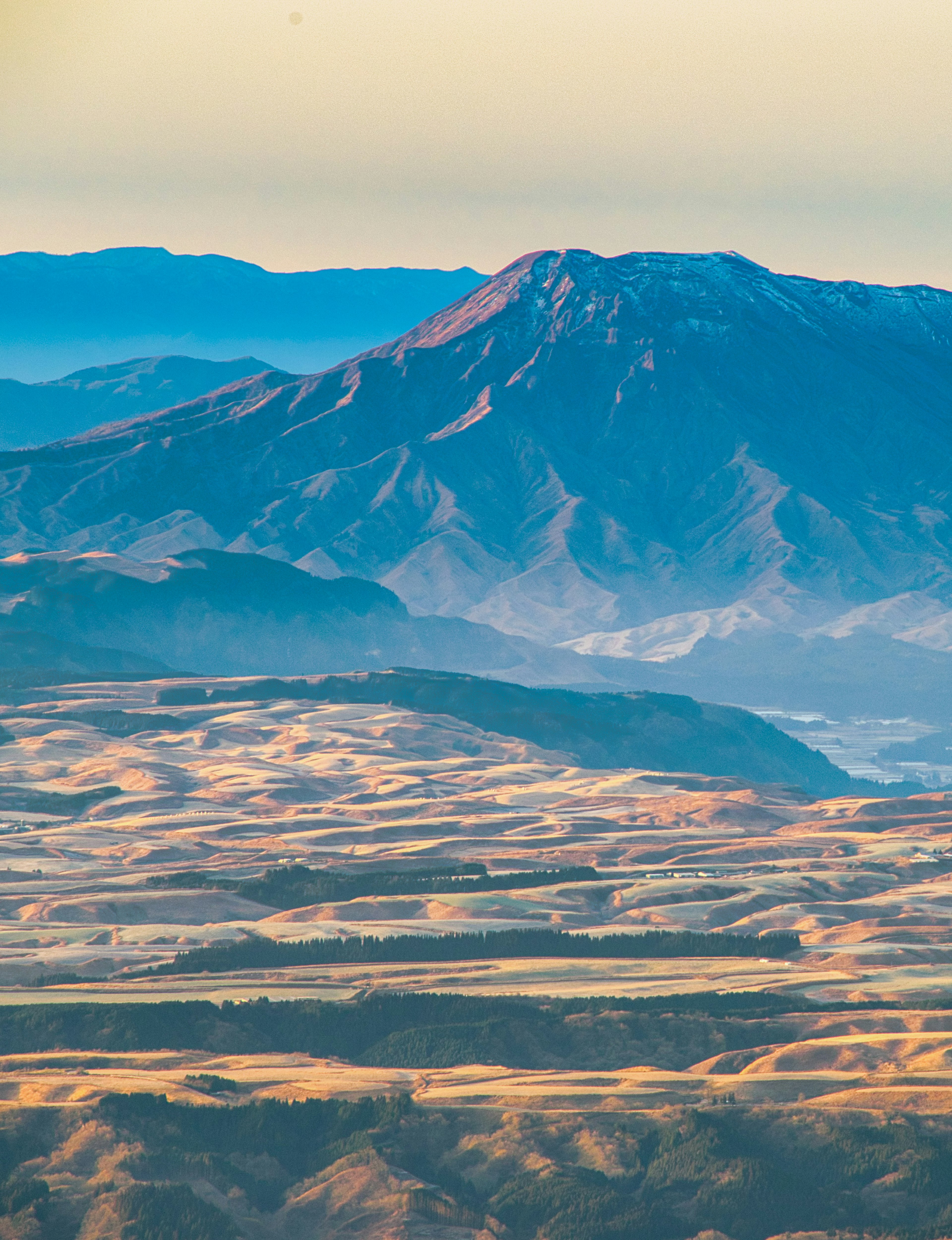 Vue magnifique des montagnes et des plaines expansives