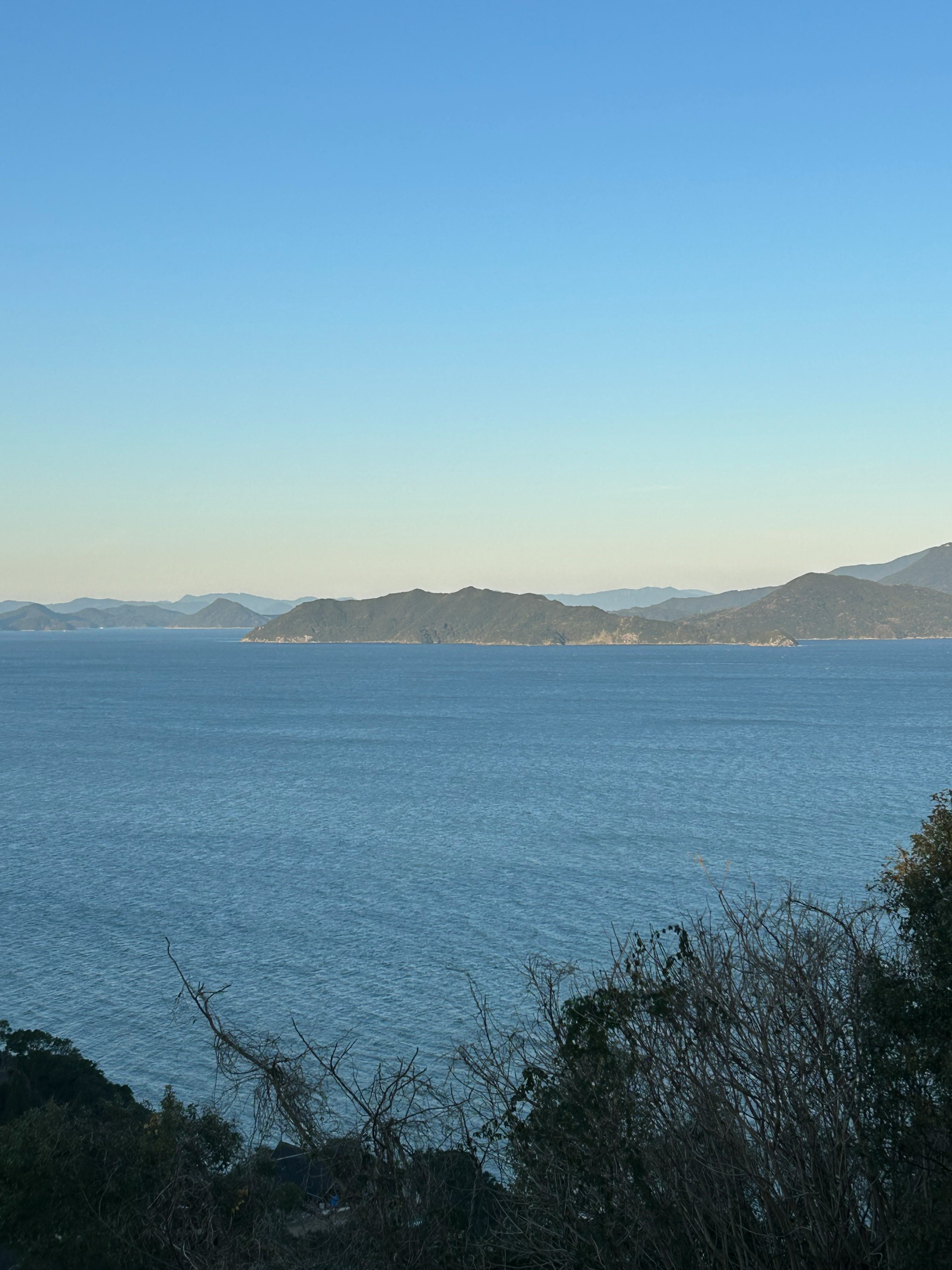 藍色海洋和遠處山脈的風景