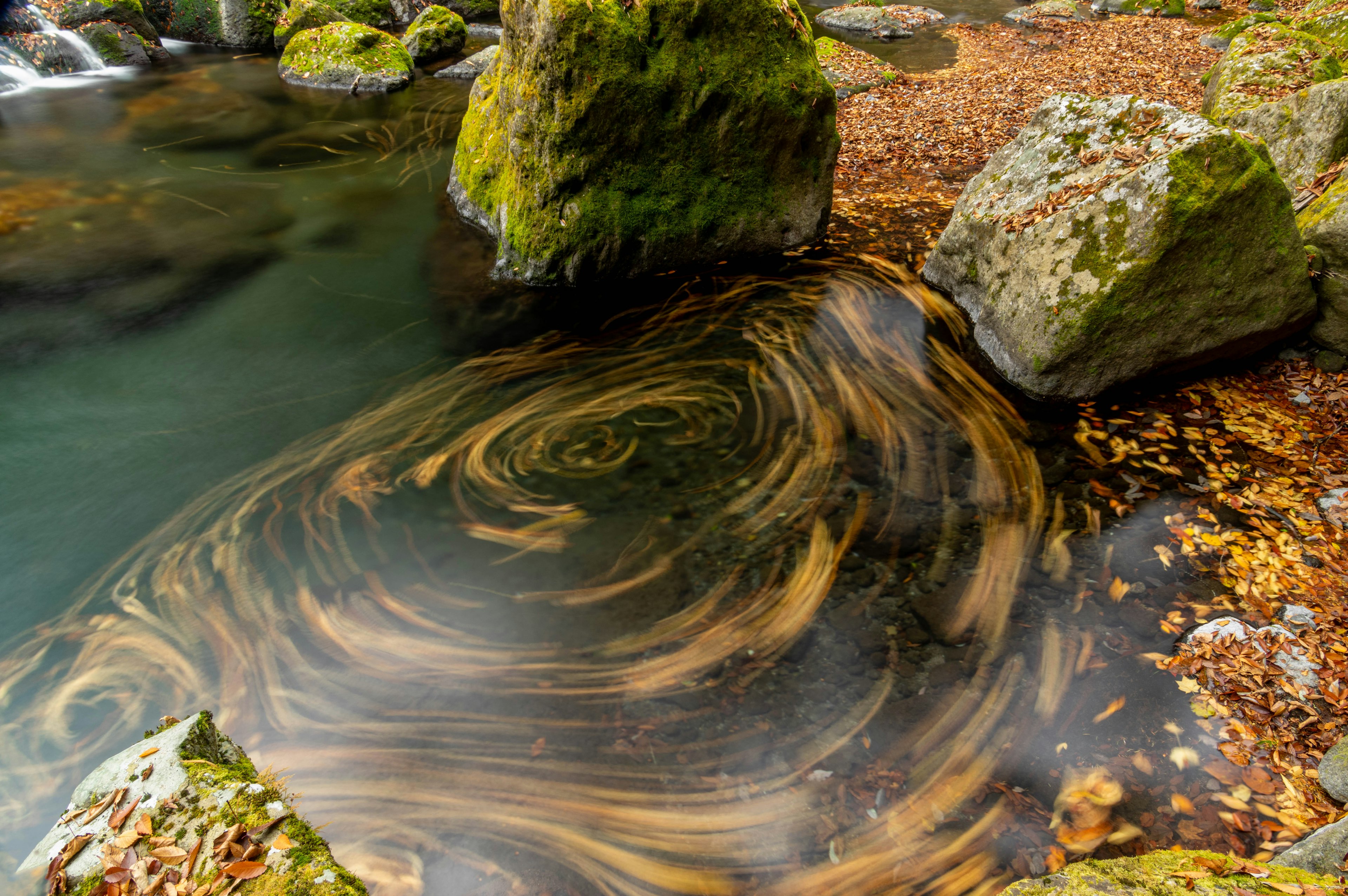 Ruhiger Teich mit wirbelndem Wasser und Steinen