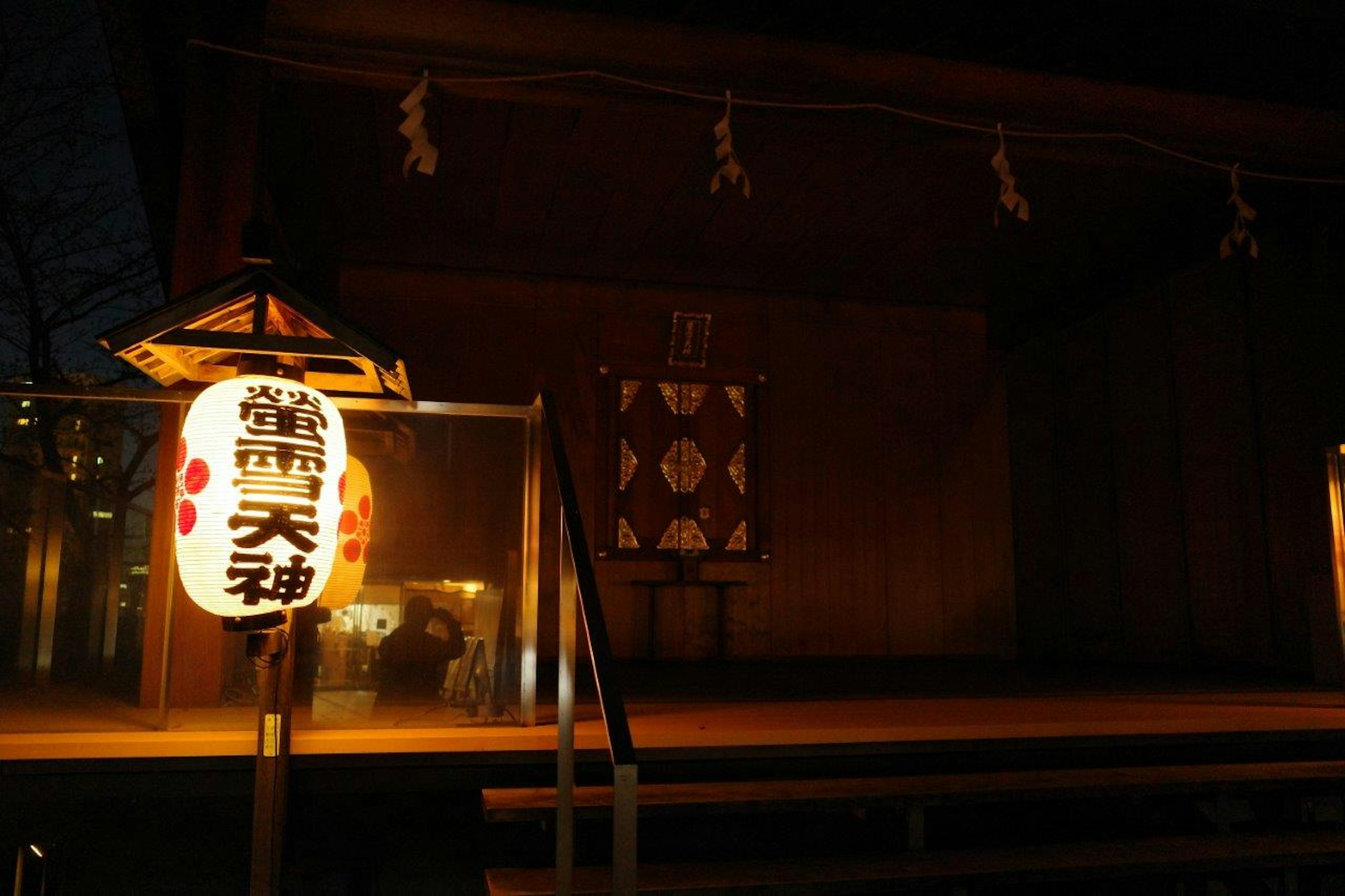 Lanternes d'un sanctuaire avec silhouette de bâtiment au crépuscule