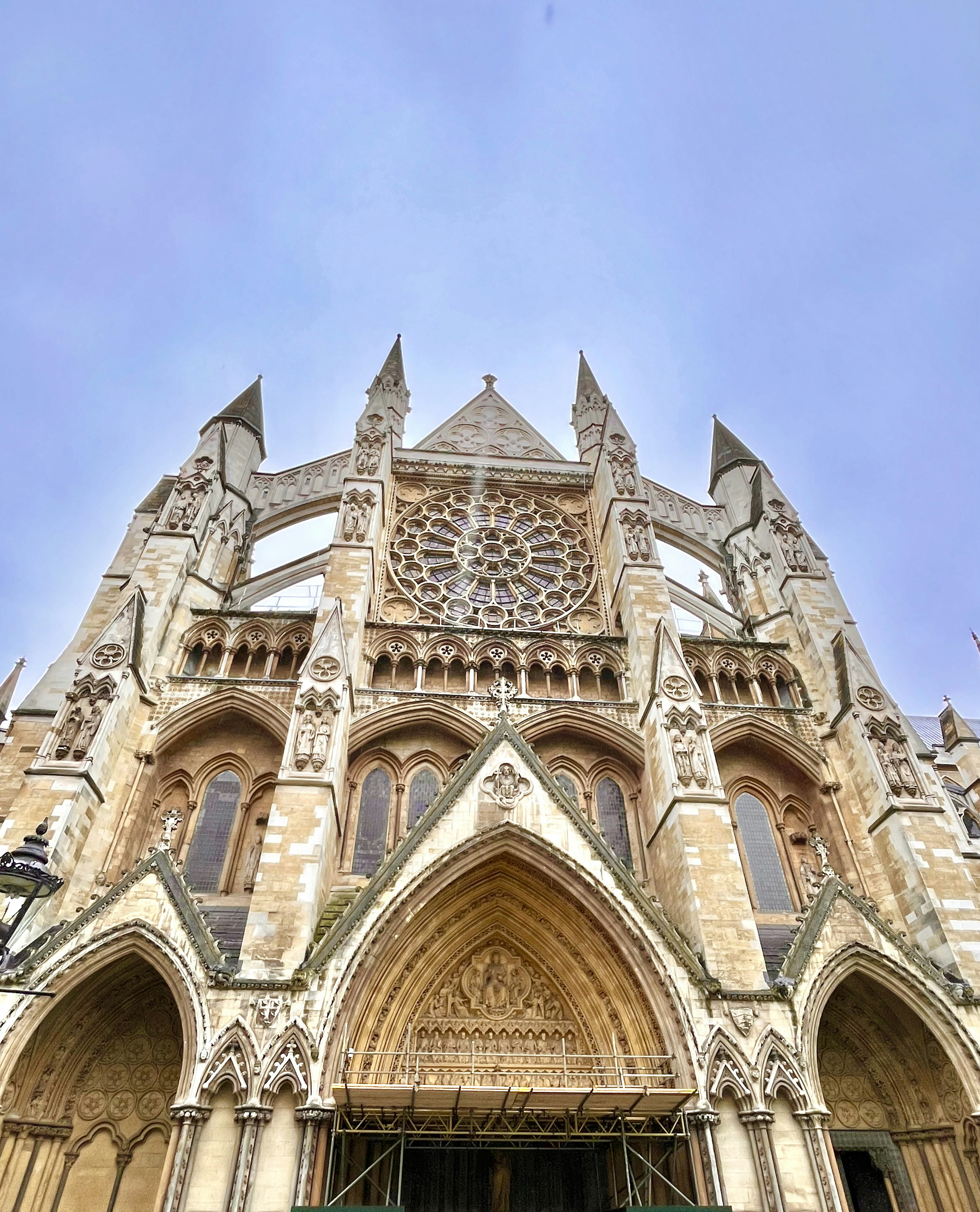 Una vista dal basso dell'imponente esterno della cattedrale di St Albans