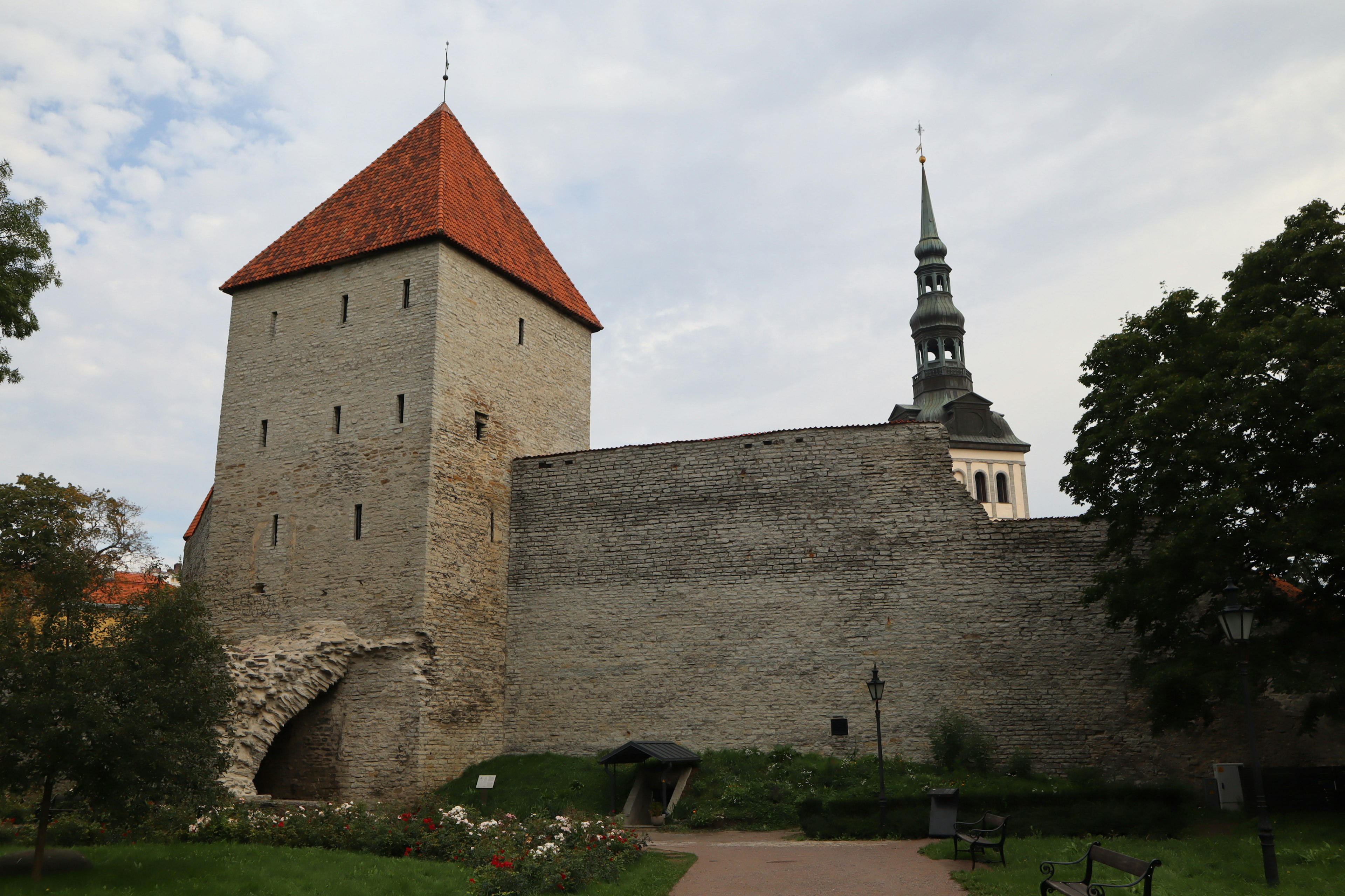 Dinding dan menara abad pertengahan di Tallinn Estonia