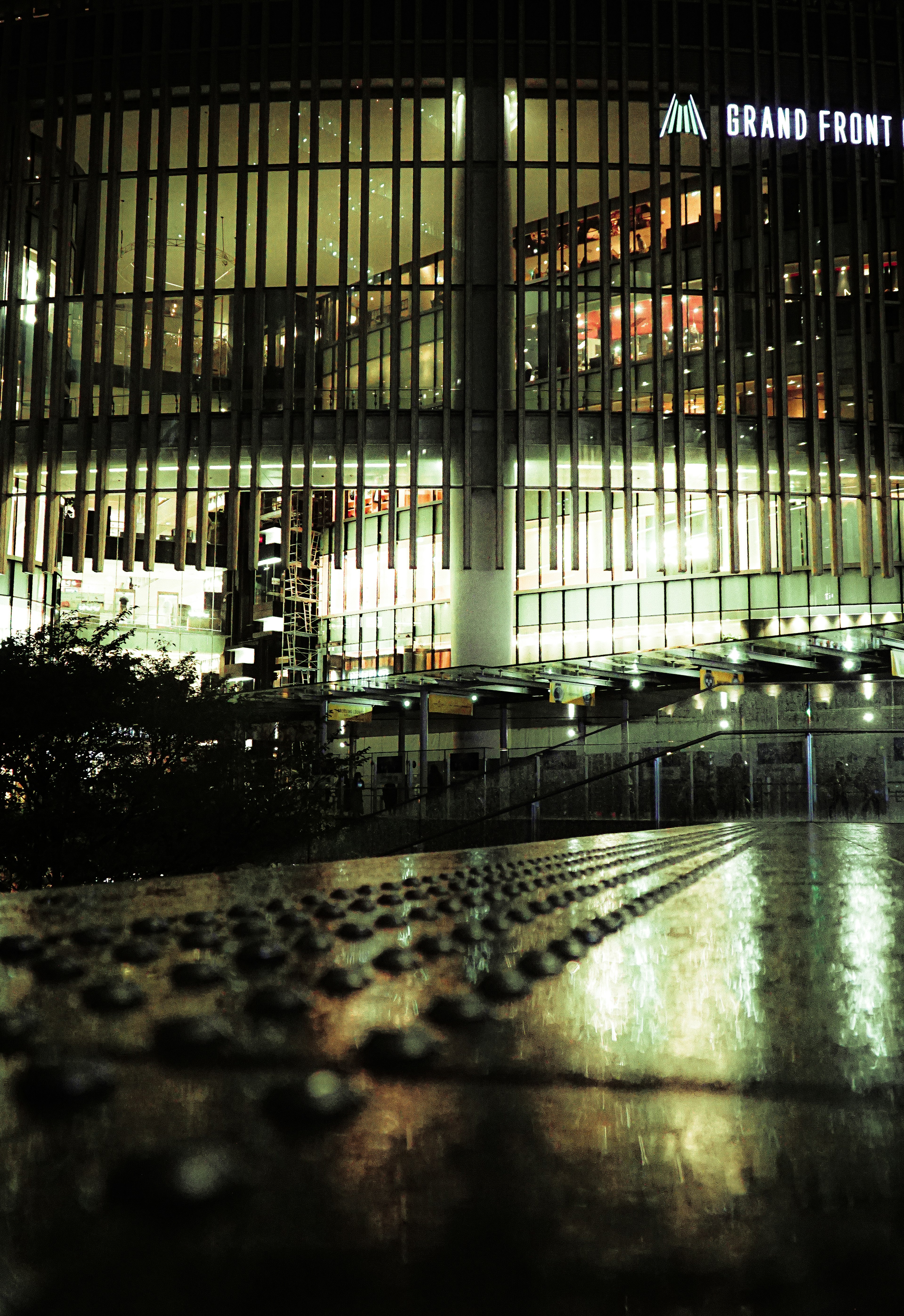 Paisaje urbano nocturno con Grand Front Osaka y arquitectura moderna y iluminación