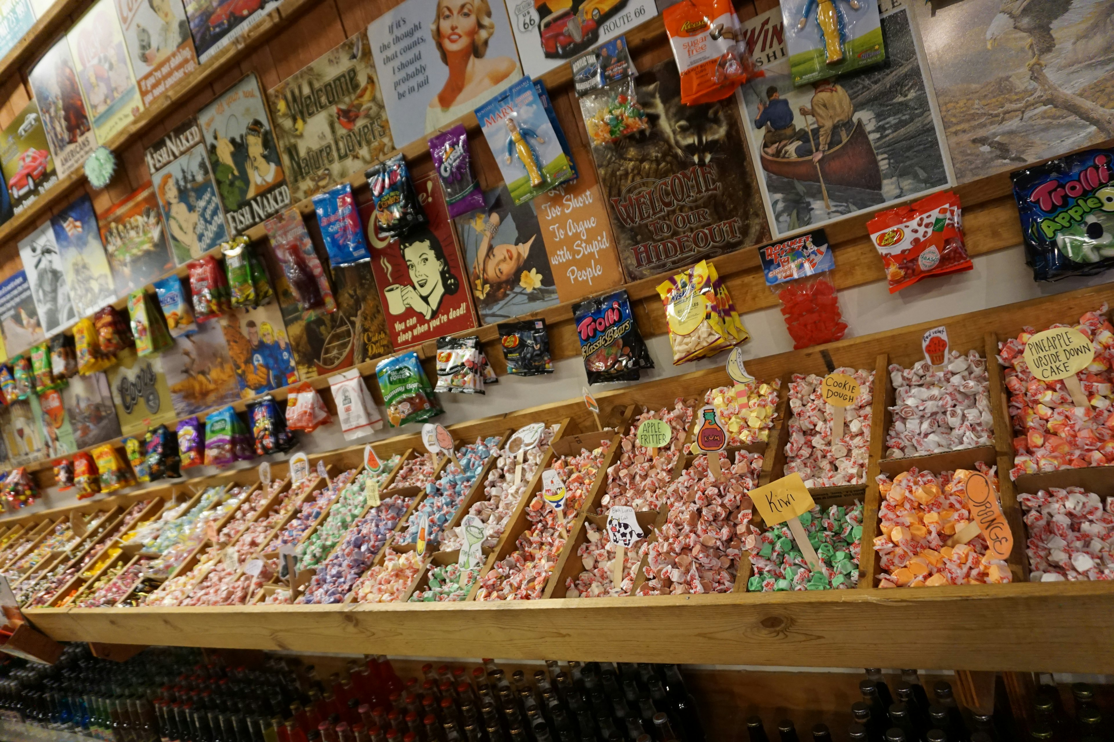 Bunte Darstellung von Süßigkeiten und Snacks im Innenraum eines Geschäfts