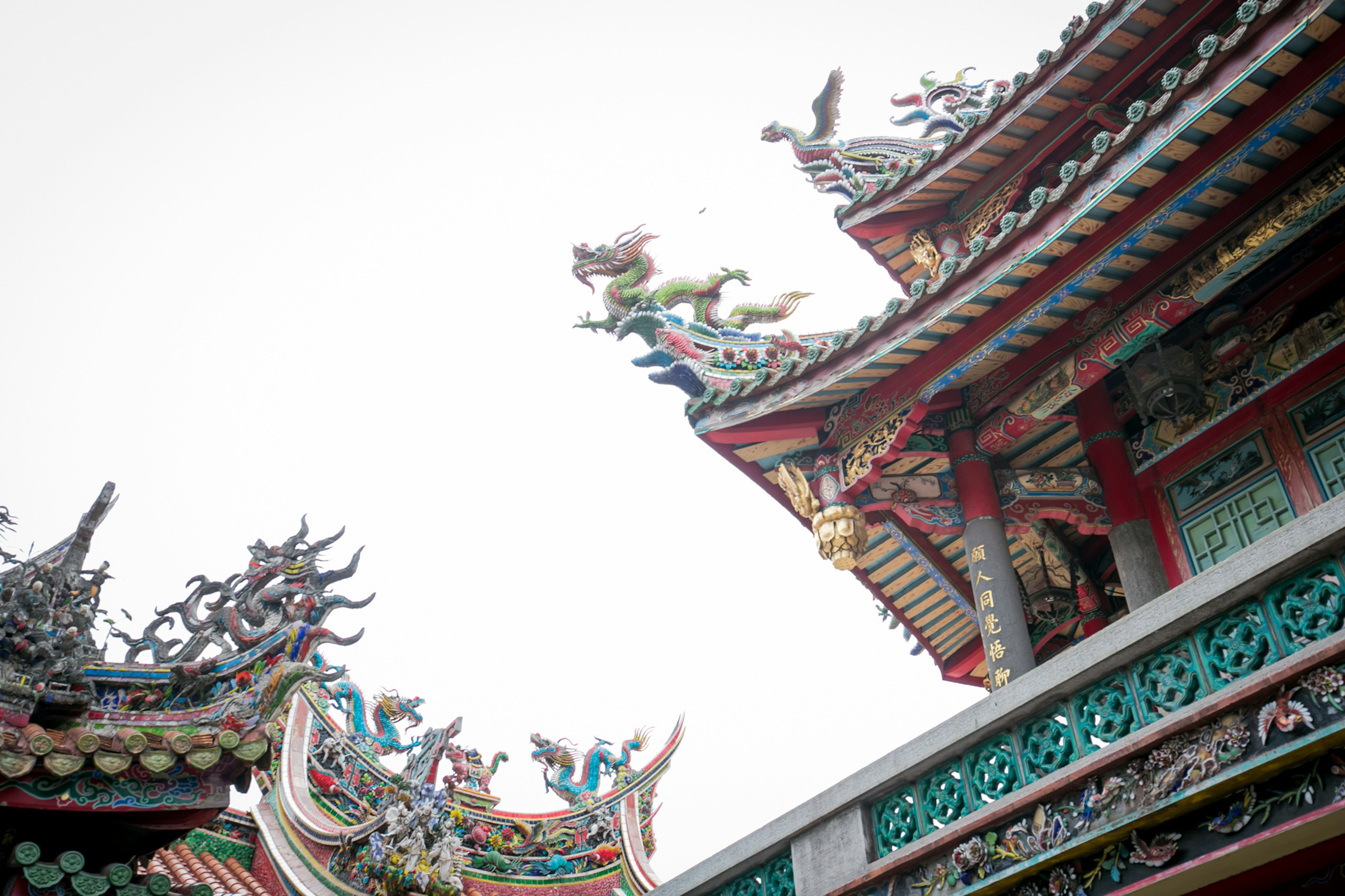 Architecture de temple traditionnel avec décorations de toit colorées