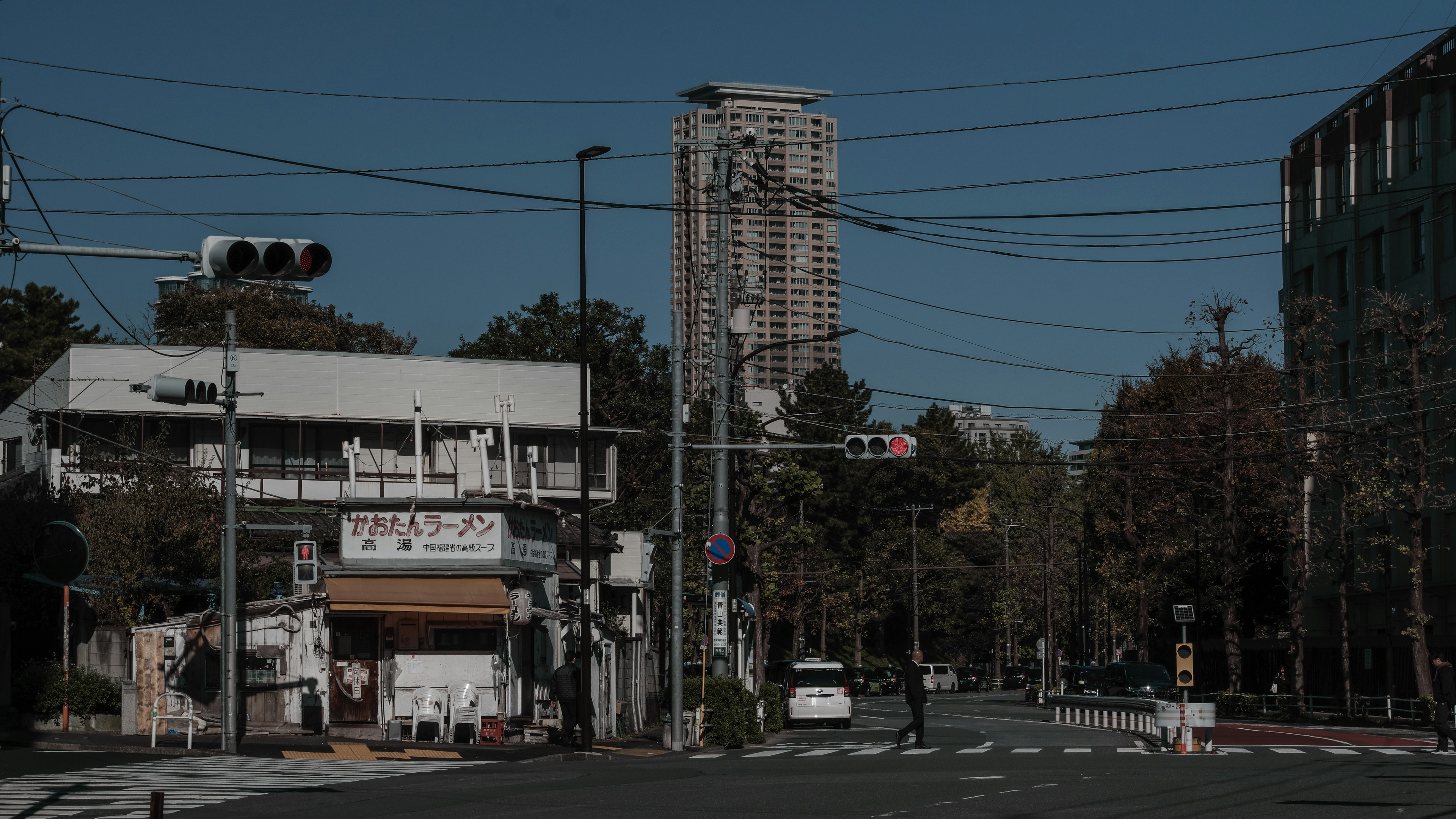 상업 건물과 주거 경관이 있는 도시 교차로