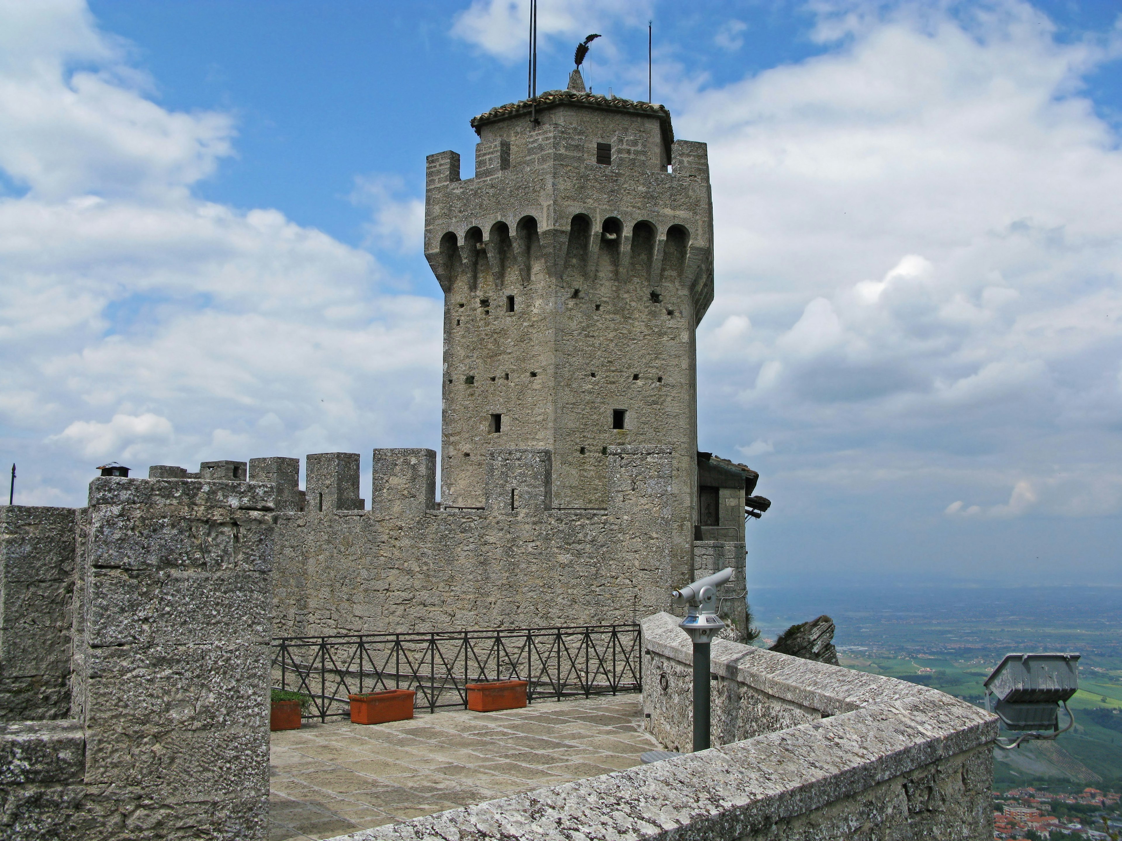 Blick auf einen Festungsturm in San Marino mit blauem Himmel und Wolken