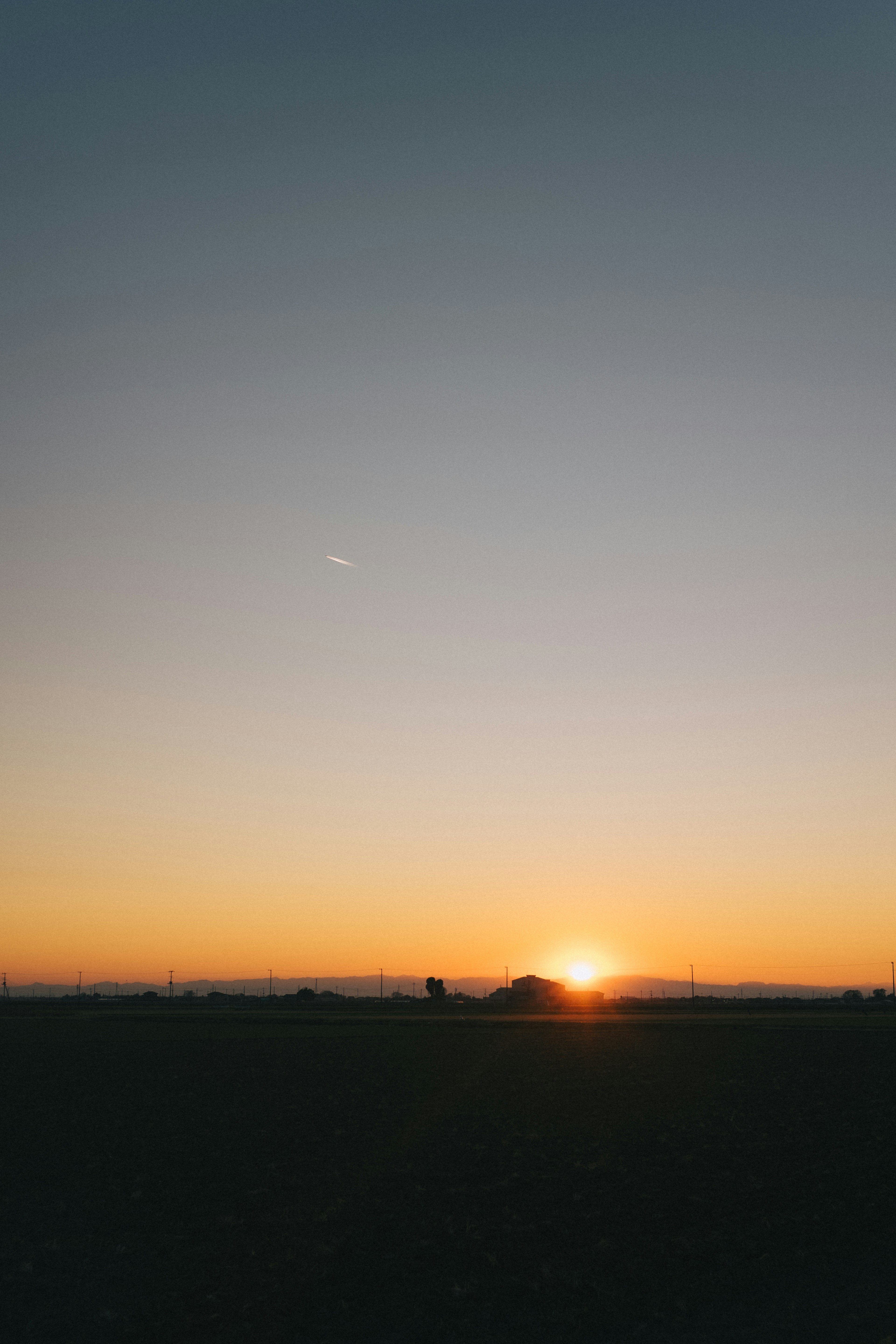 Un paesaggio sereno con un tramonto all'orizzonte