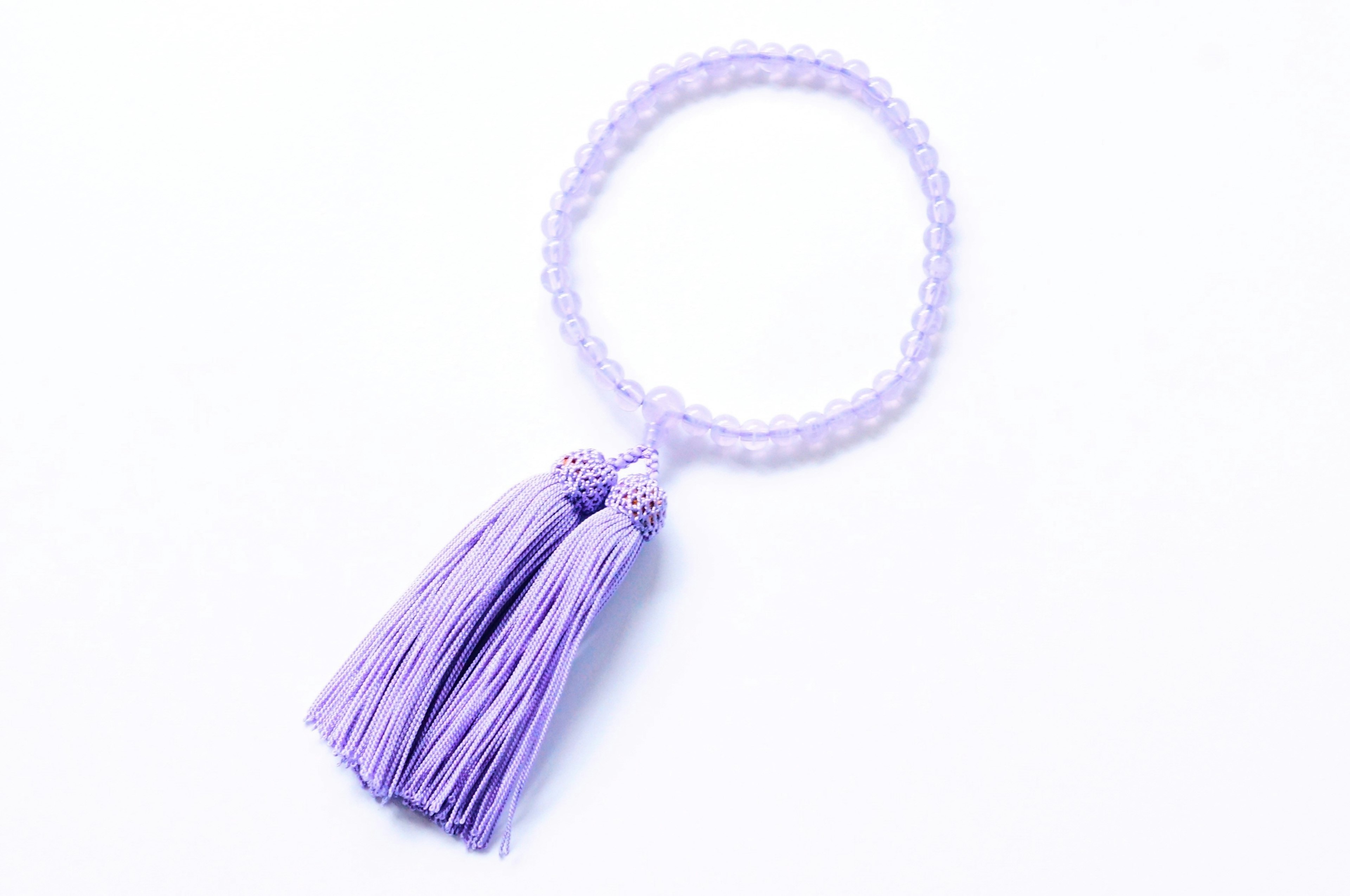 Bracelet en perles avec un pompon violet