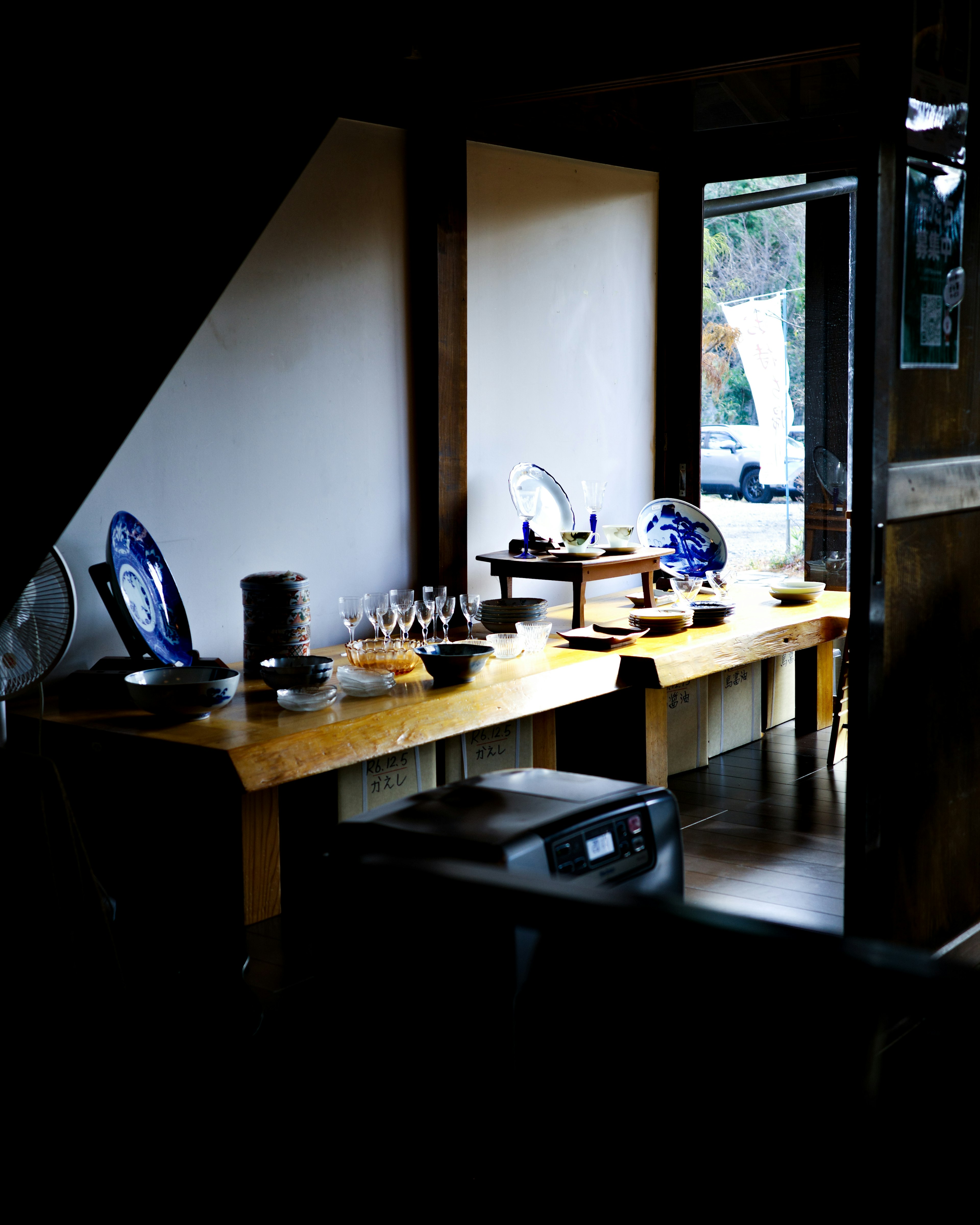 Intérieur d'une pièce calme avec une table en bois affichant de la vaisselle et des ustensiles