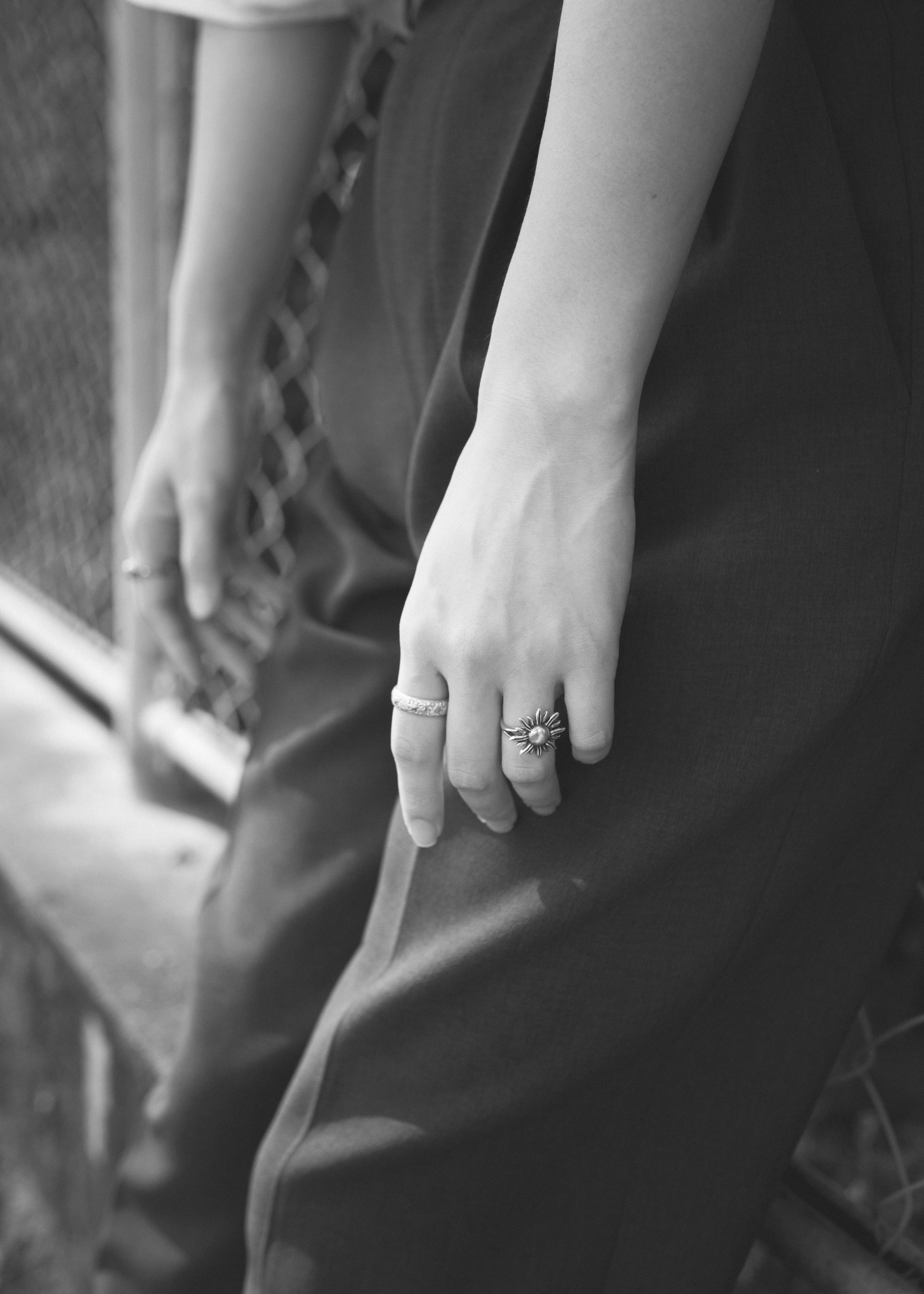 Schwarz-Weiß-Foto mit einer Hand und Ringen