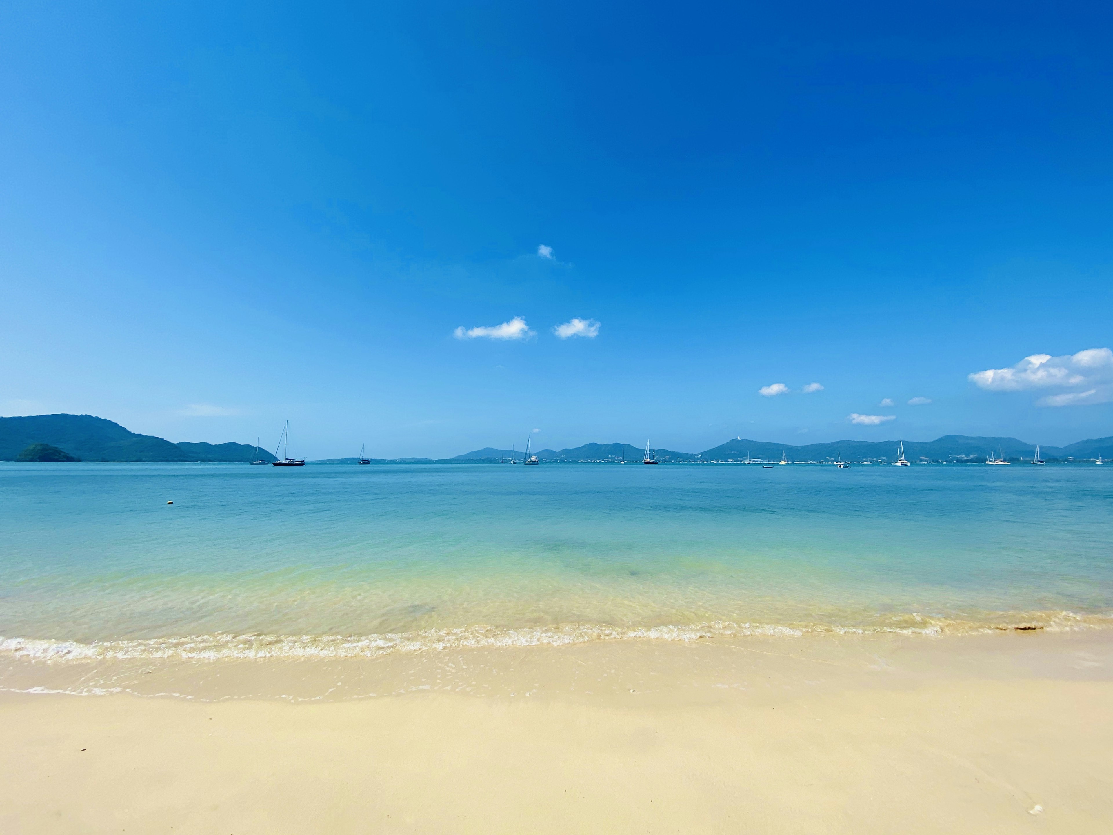 Pemandangan pantai dengan langit biru dan air turquoise