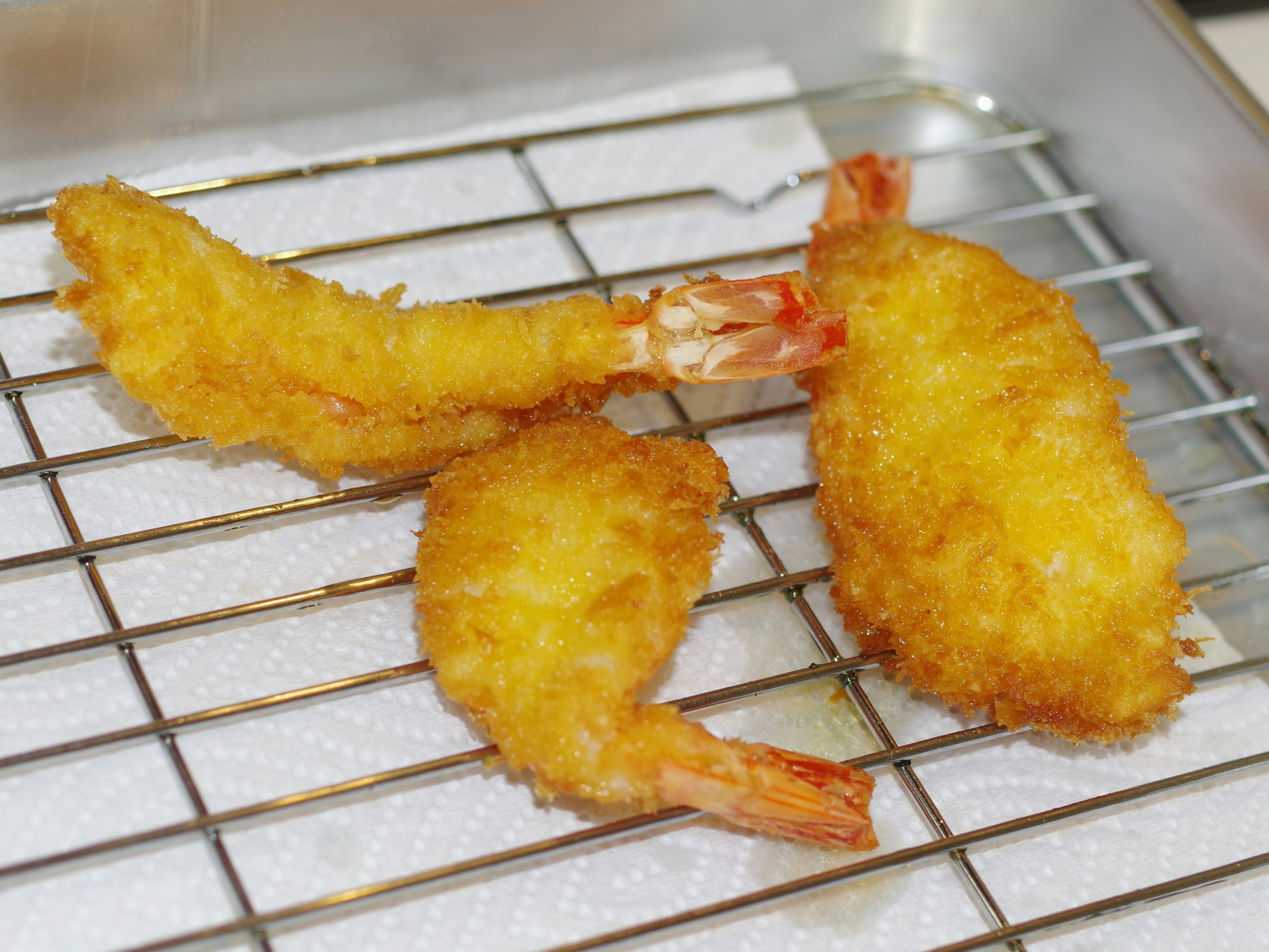 Une sélection de crevettes frites sur une grille