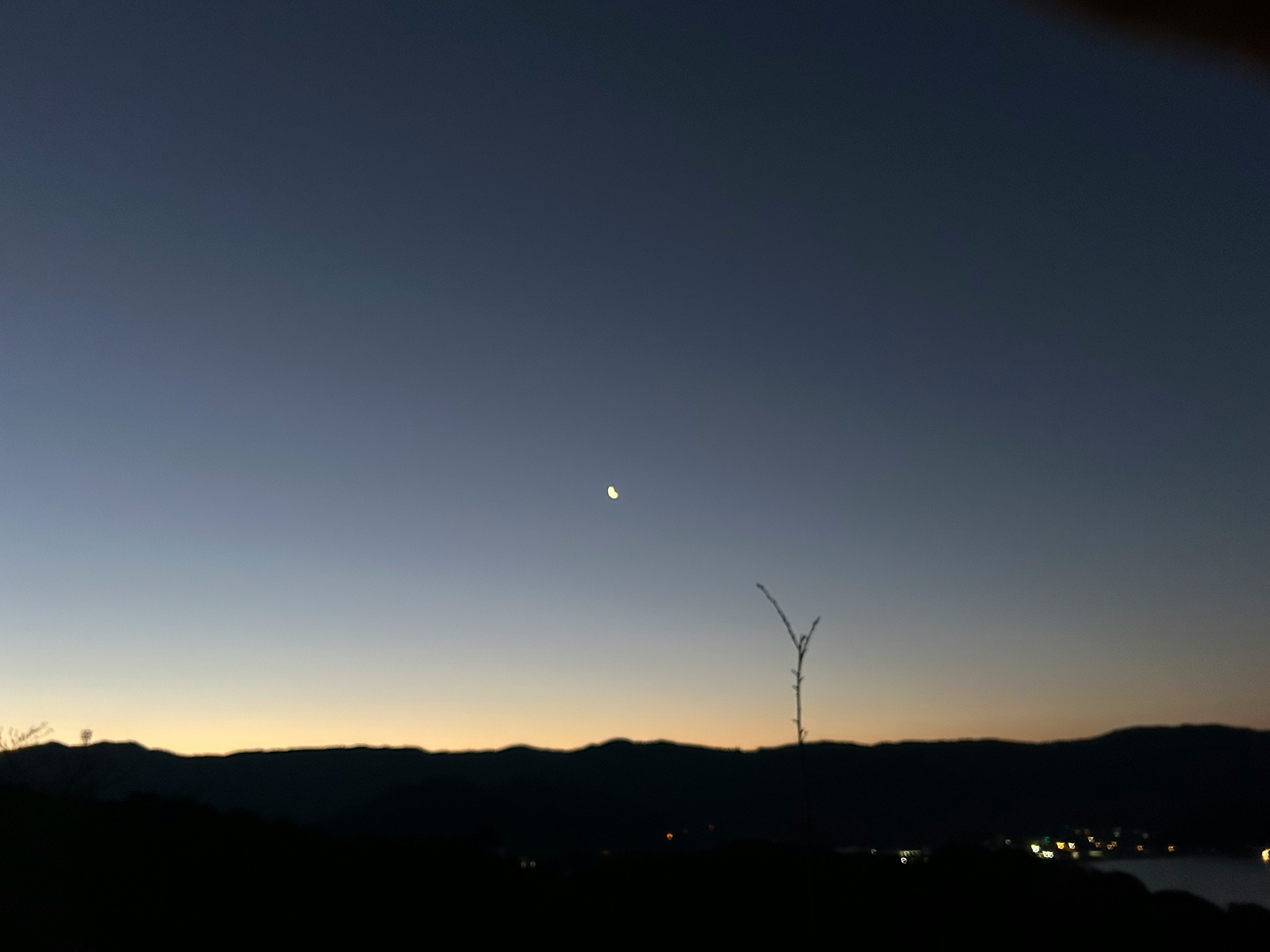 夕暮れ時の山々と月のある風景