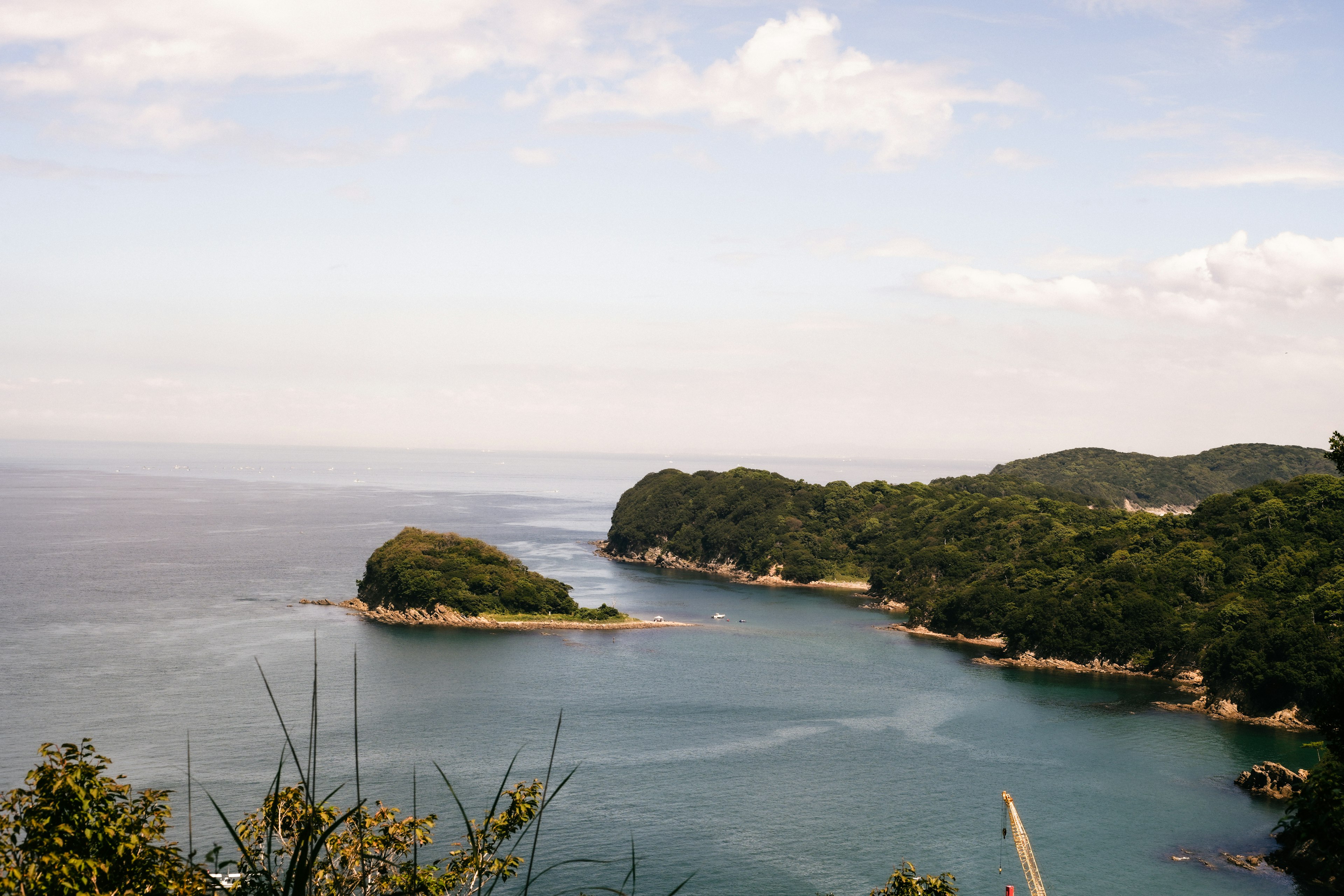 緑豊かな海岸線と青い海が広がる美しい風景