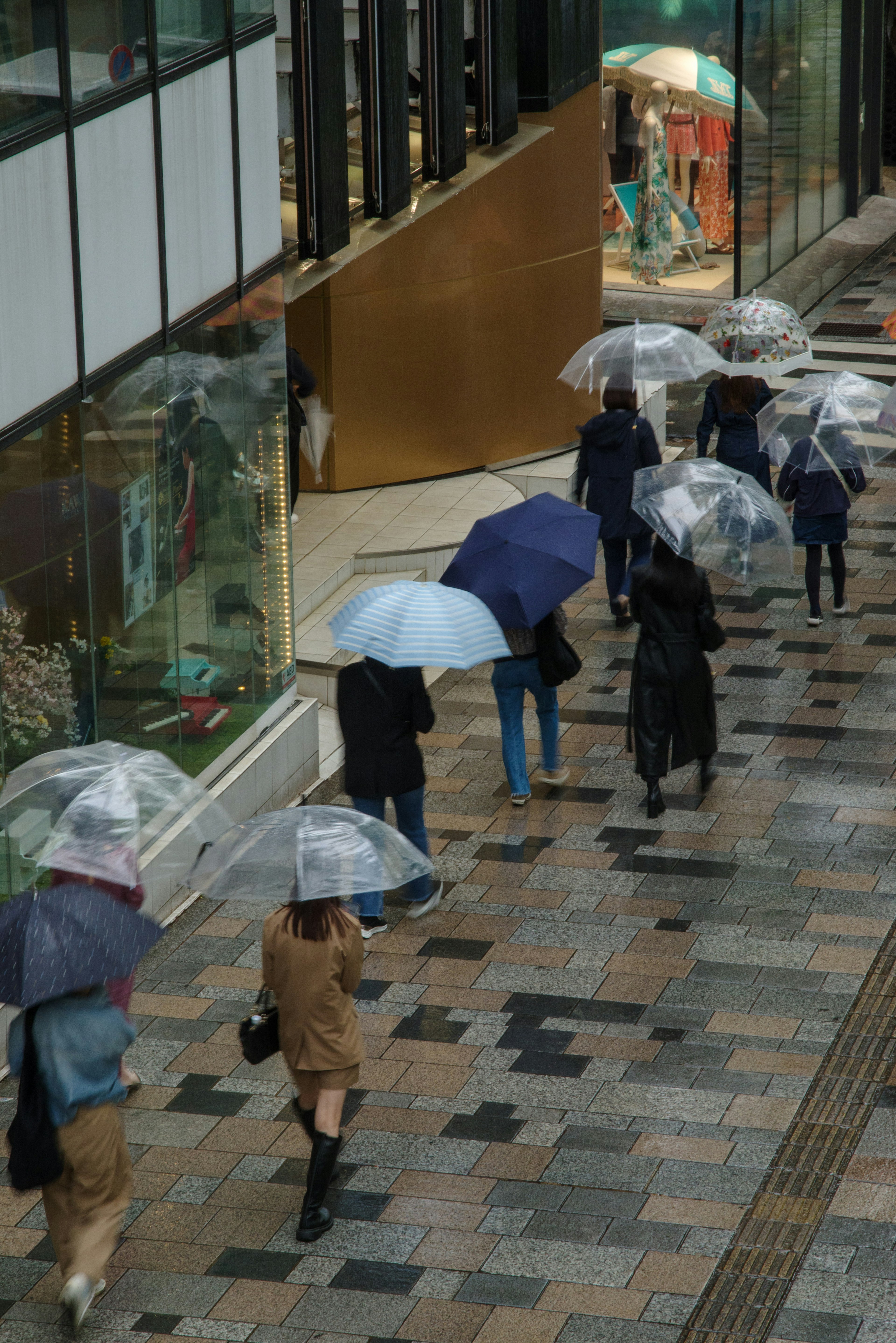 Des gens marchant avec des parapluies dans une rue de la ville