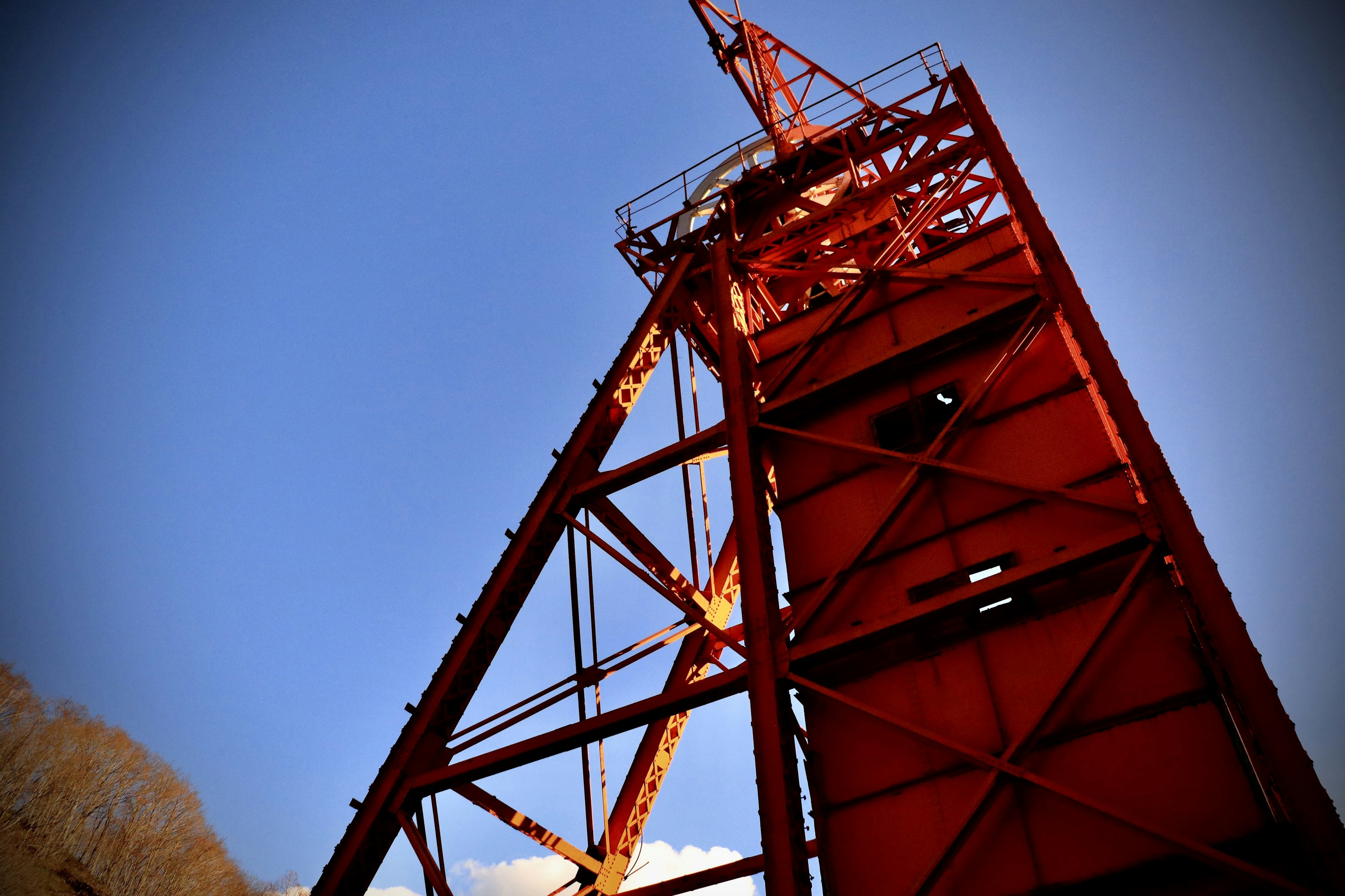 Menara merah di bawah langit biru