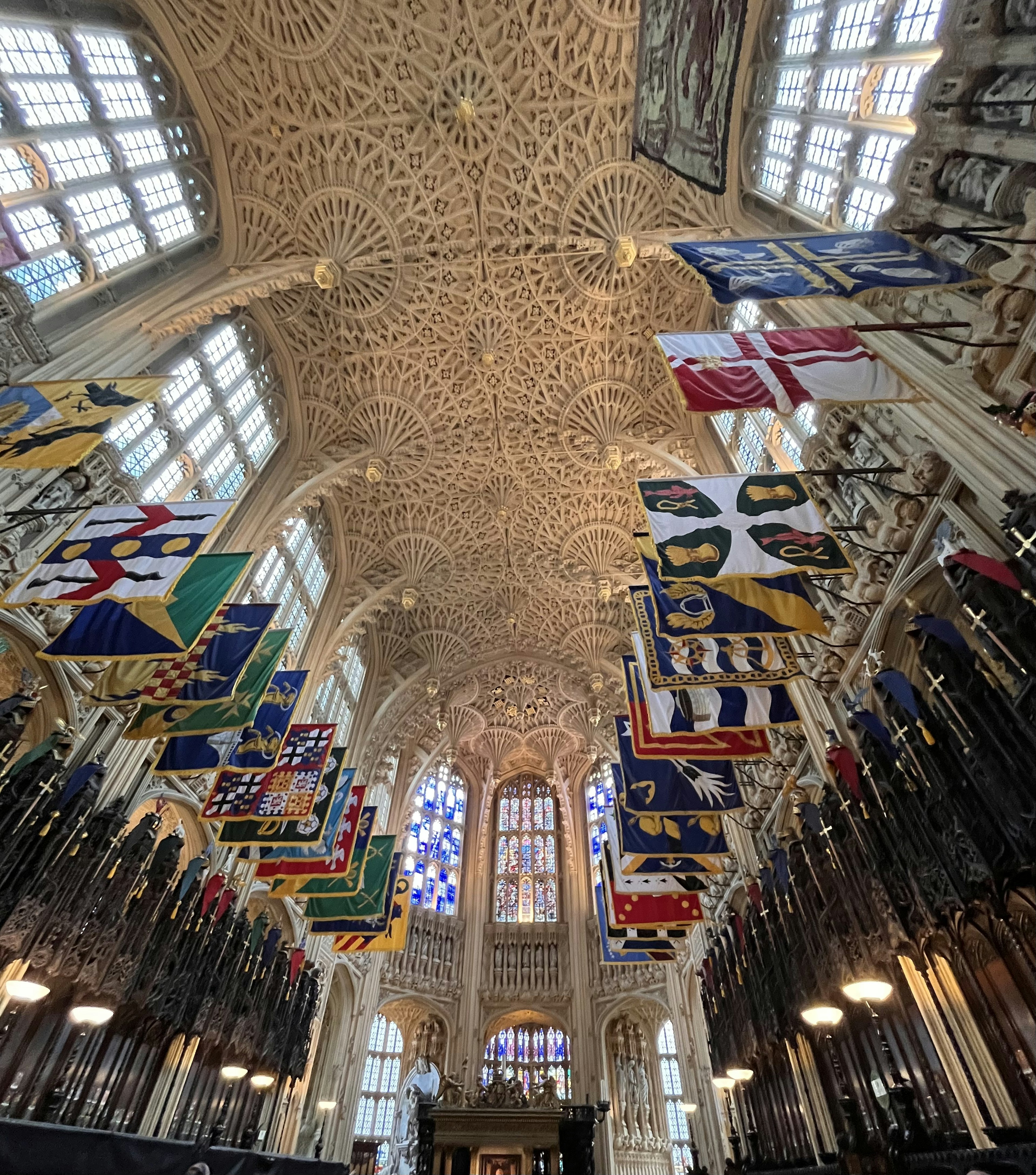 Intérieur d'une grande salle avec un beau plafond et des drapeaux suspendus