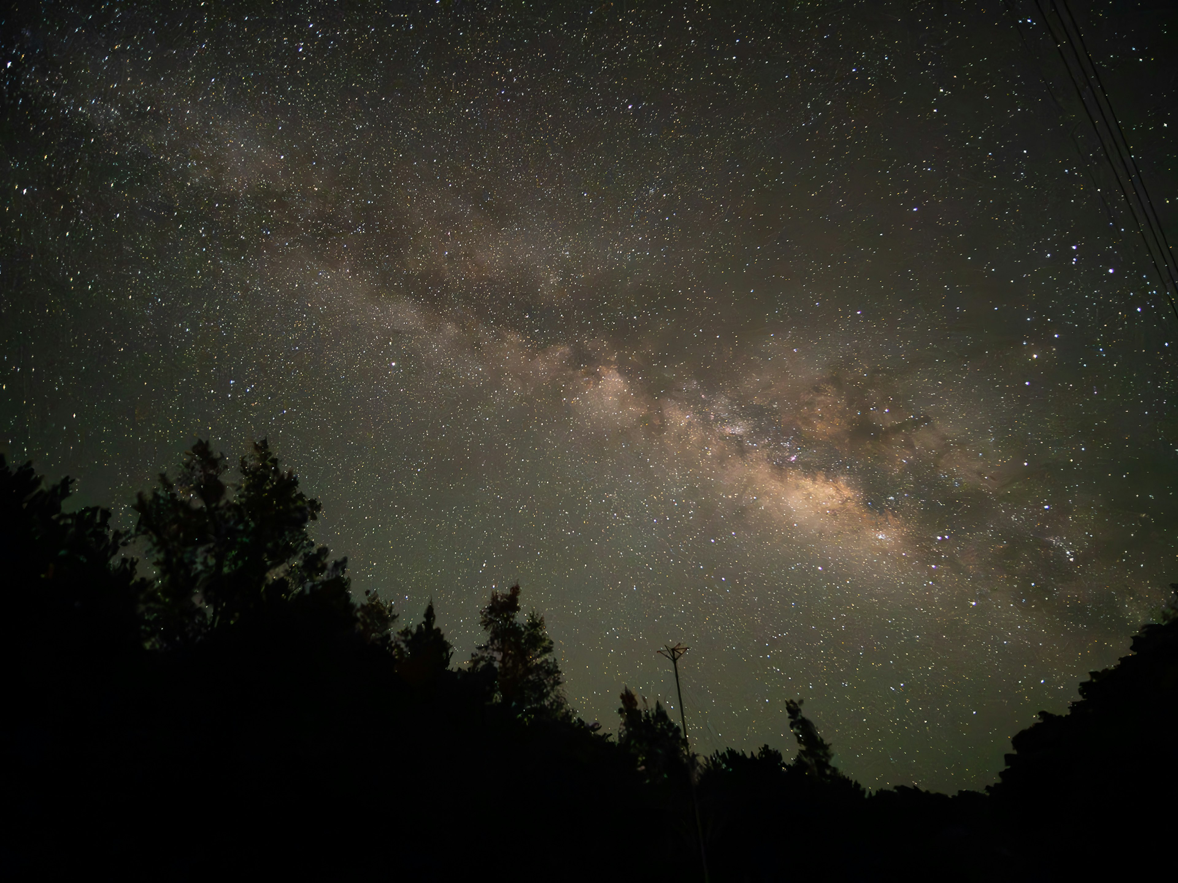 美麗的銀河在星空下的景色