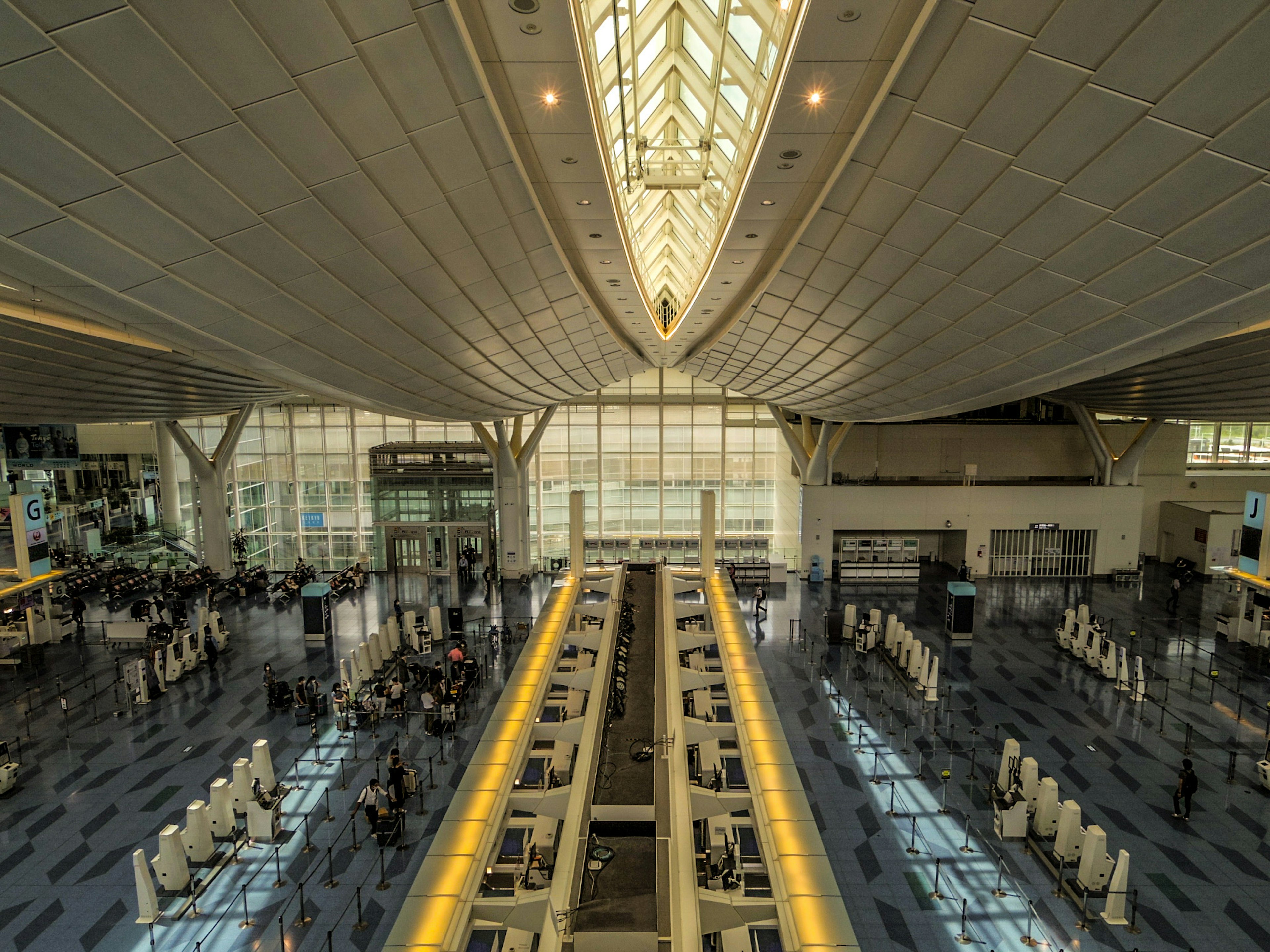 Desain interior bandara yang luas dengan cahaya alami yang cerah