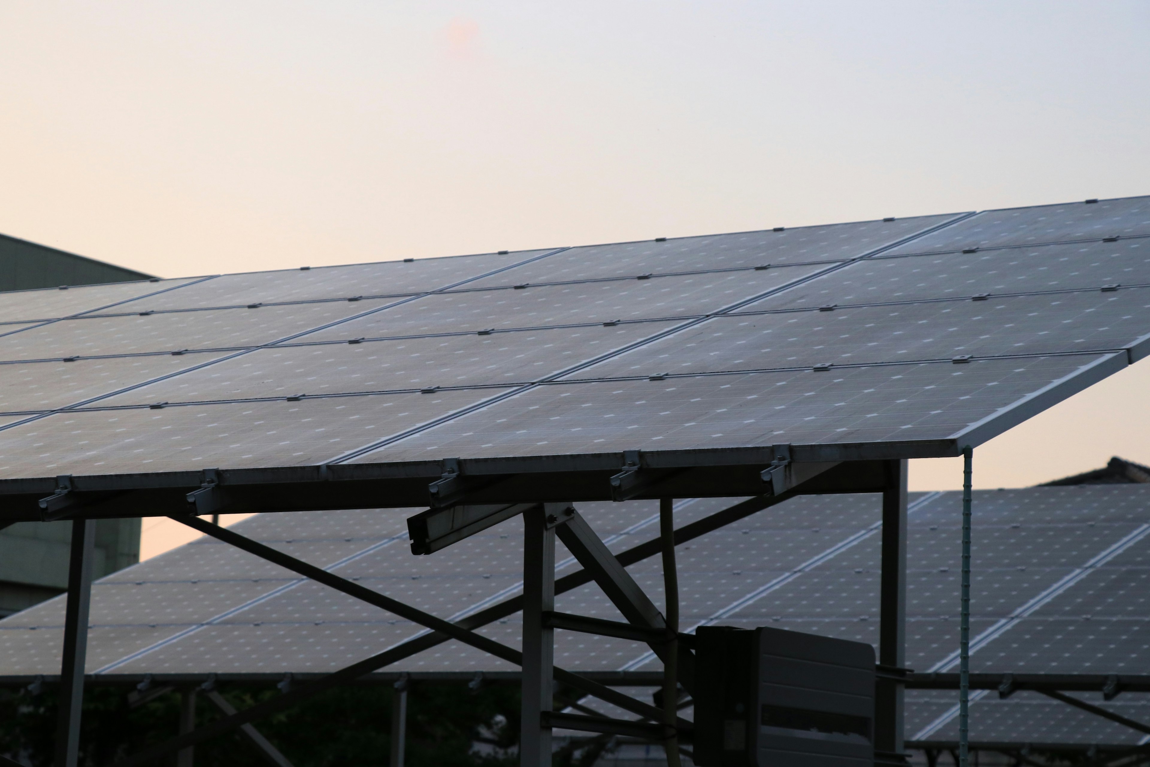 Primer plano de paneles solares instalados mirando hacia el cielo del atardecer