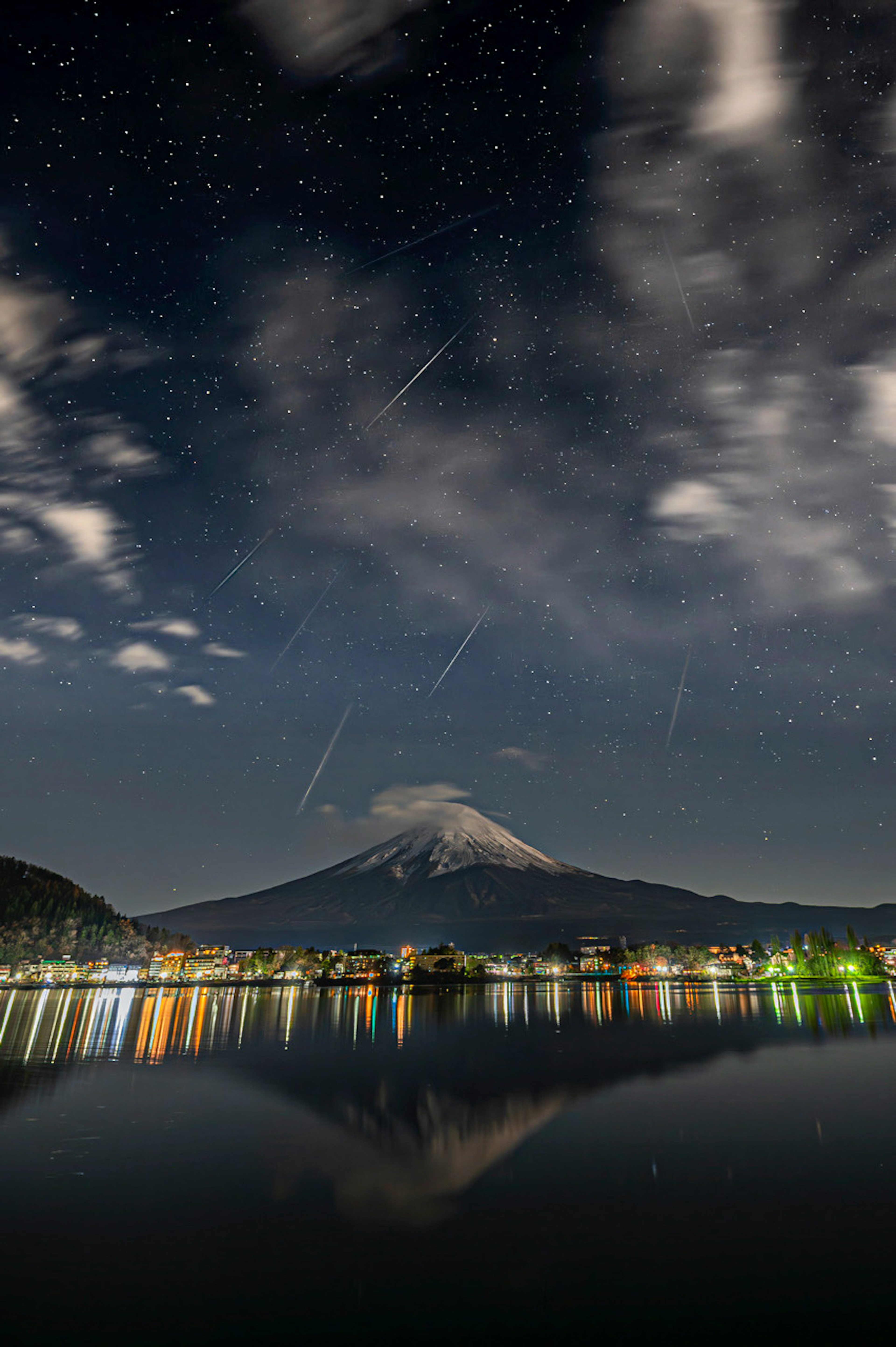 富士山と夜空の星々の美しい景色が映る湖の風景