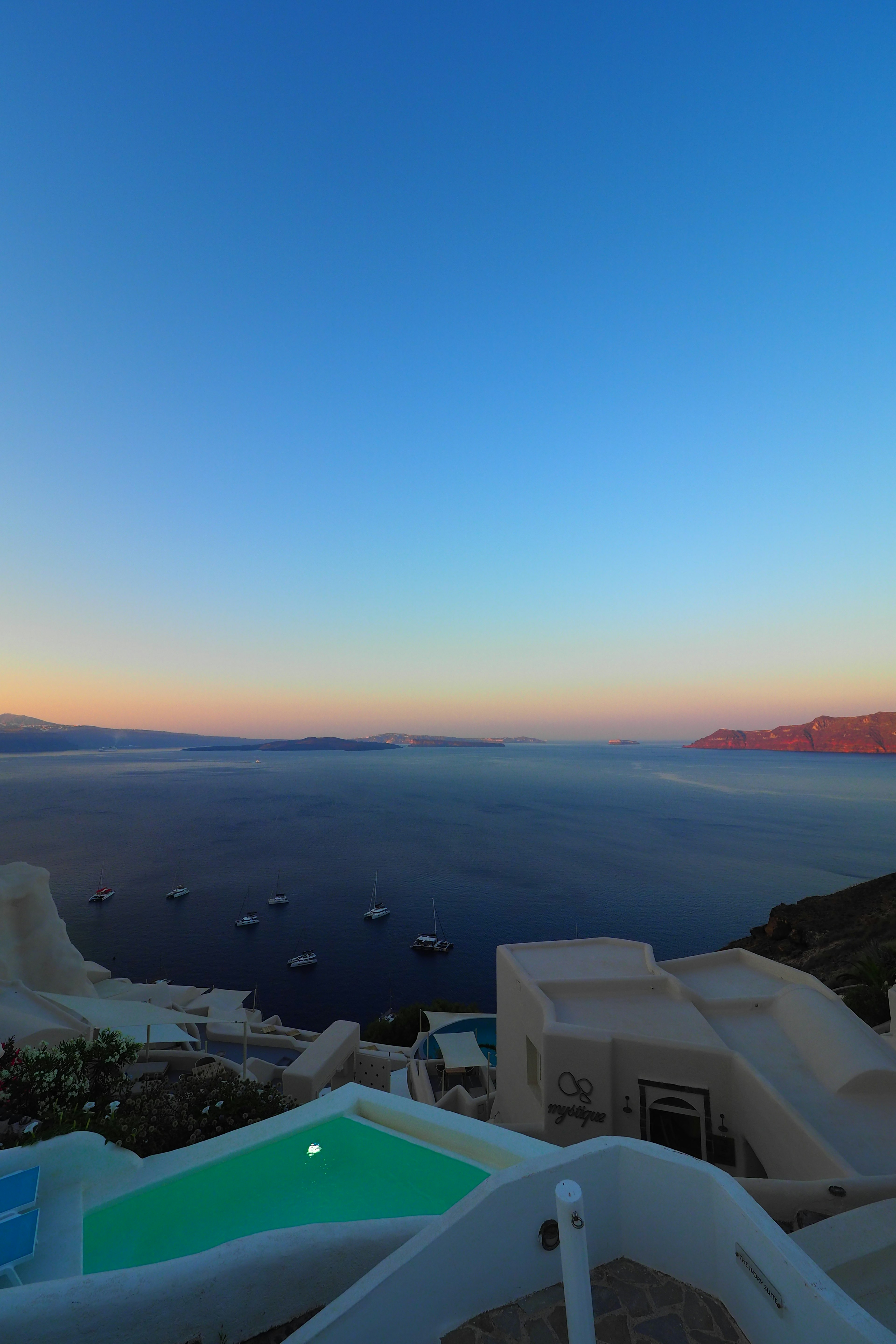 Vista del tramonto a Santorini con cielo blu e mare