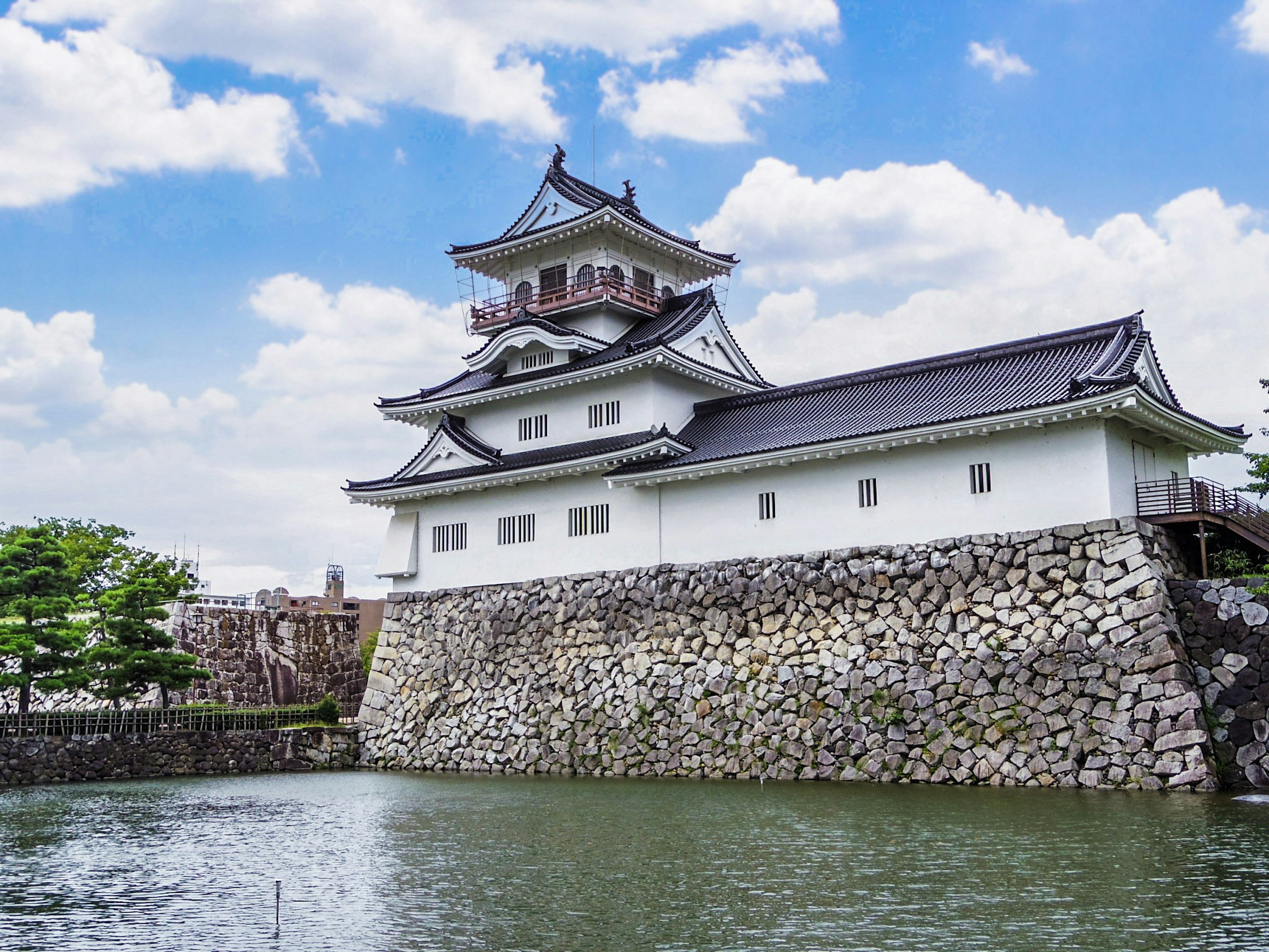 Schönes japanisches Schloss mit umliegender Wasserlandschaft