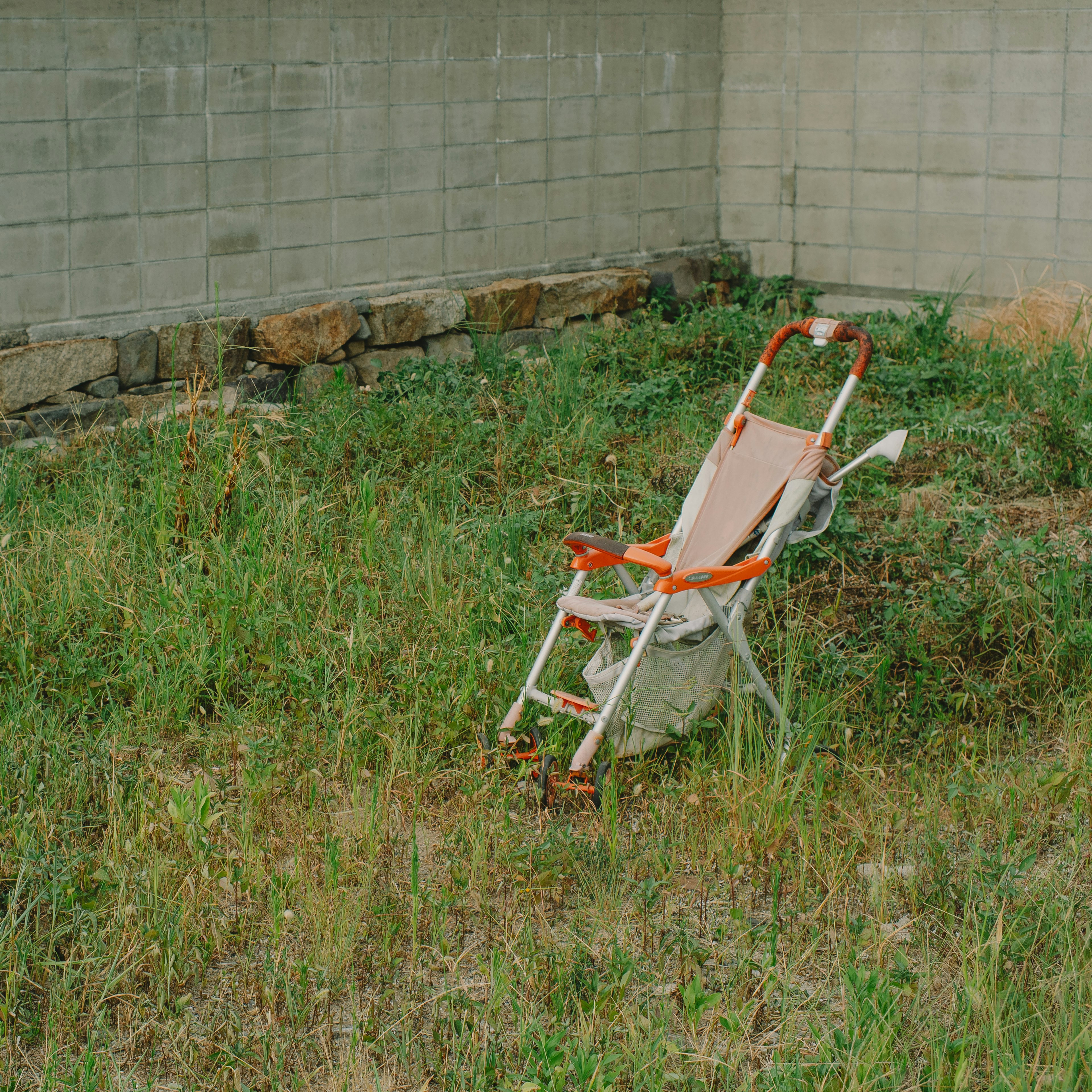 Une chaise longue entourée d'herbe avec des accents orange