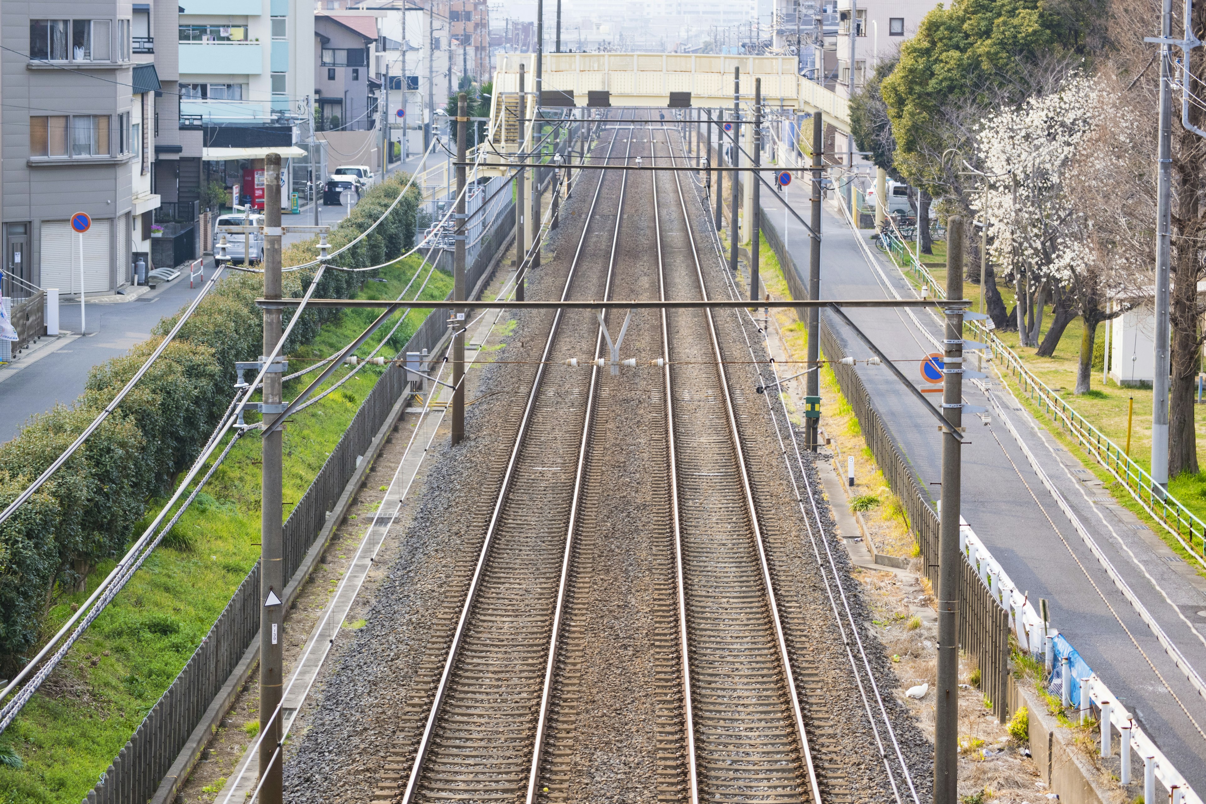 Vías de tren con paisaje urbano circundante