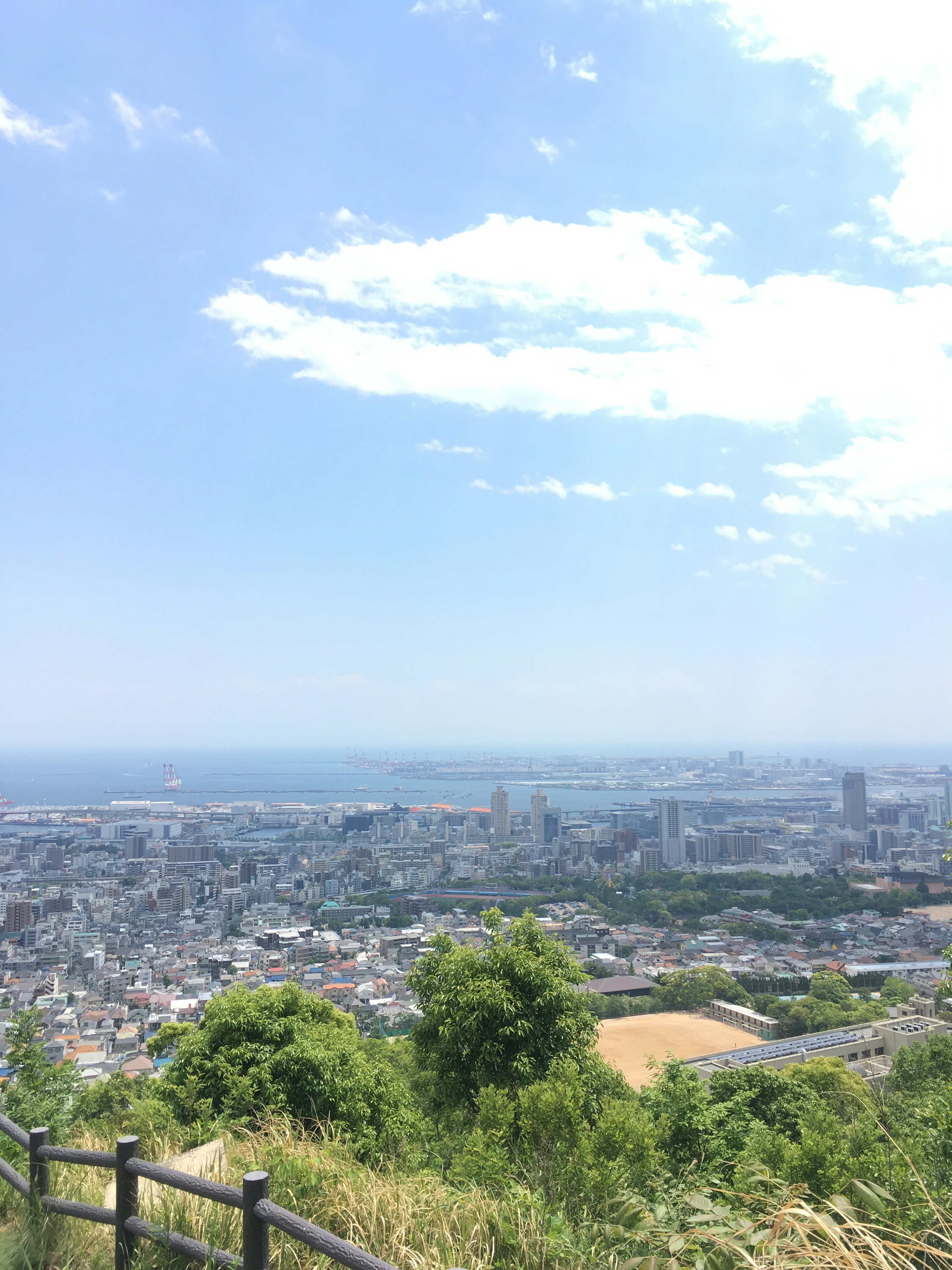 Vista panoramica di una città e dell'oceano da una cima montuosa