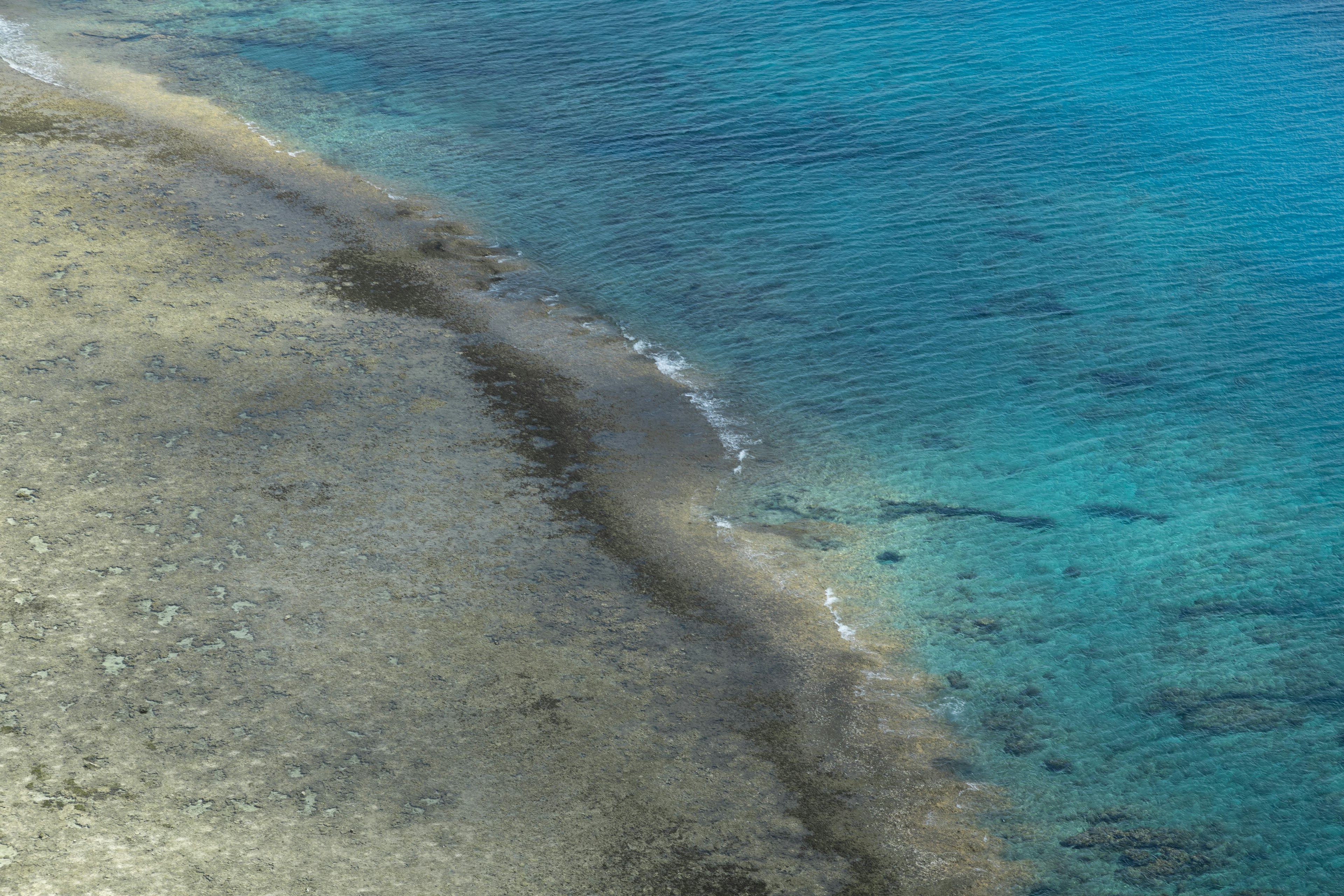 Belle vue de la mer bleue et de la plage peu profonde