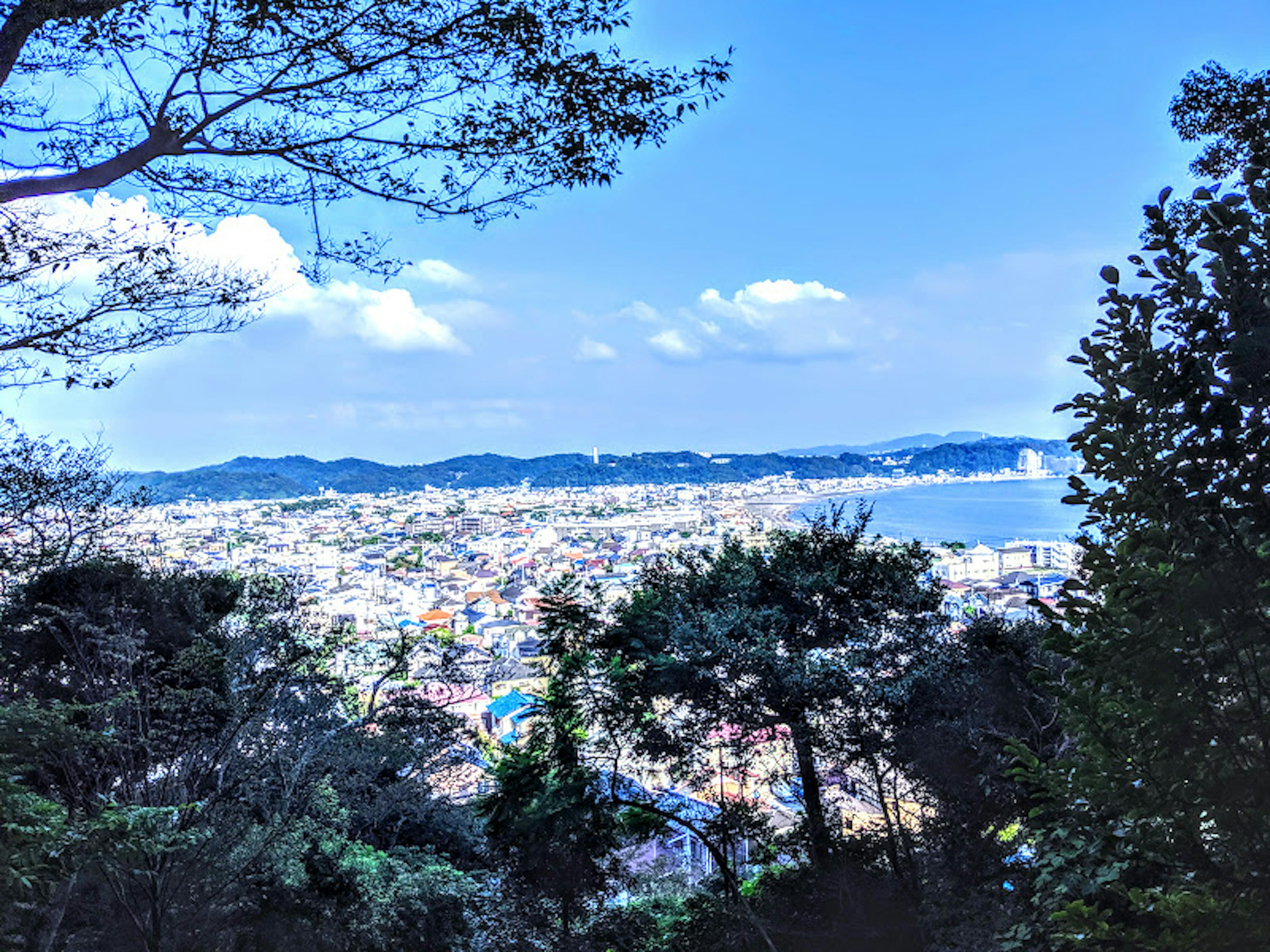 Vista da una montagna che sovrasta una città e l'oceano