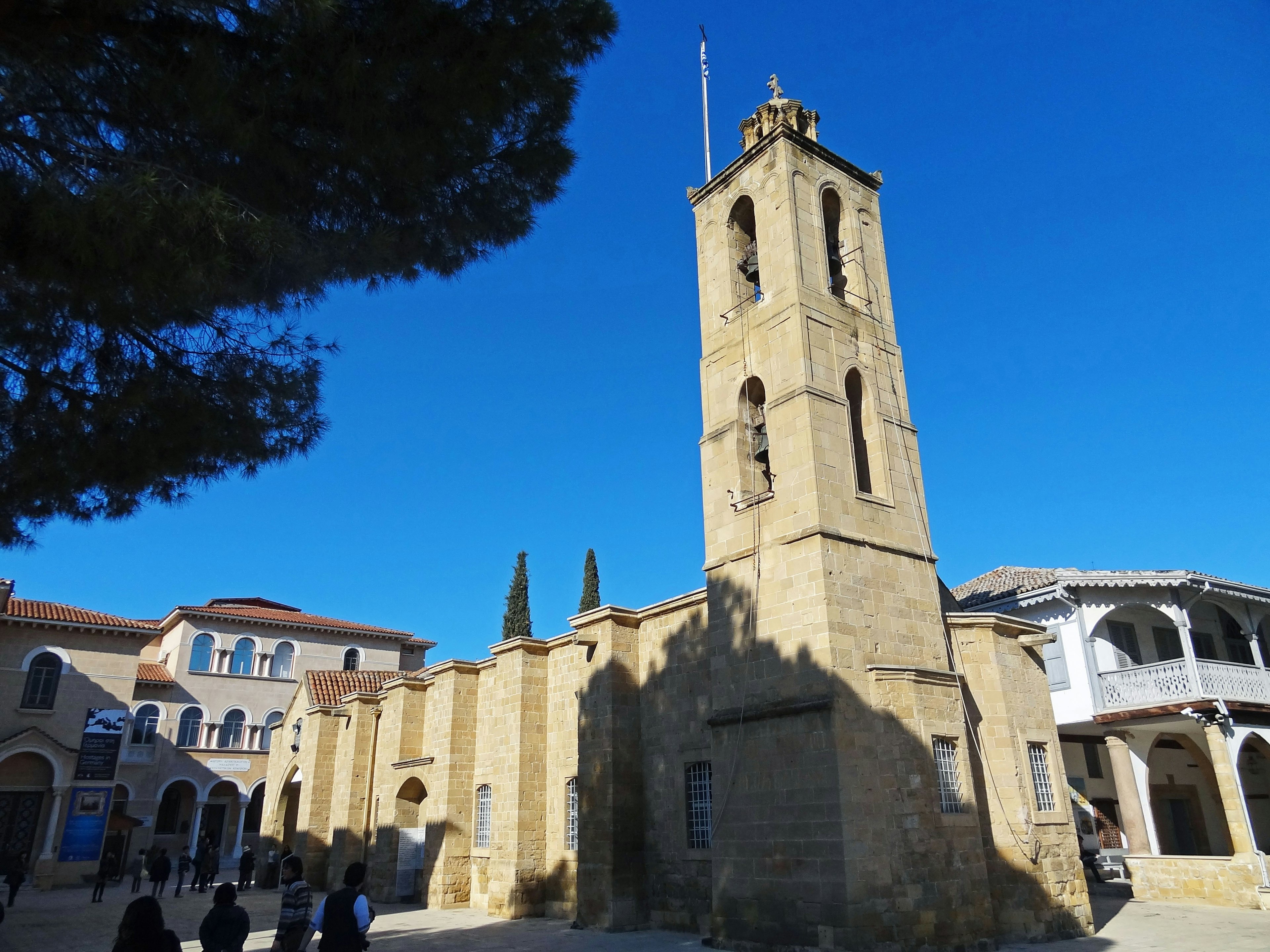 Edificio della chiesa storica con un alto campanile sotto un cielo blu chiaro