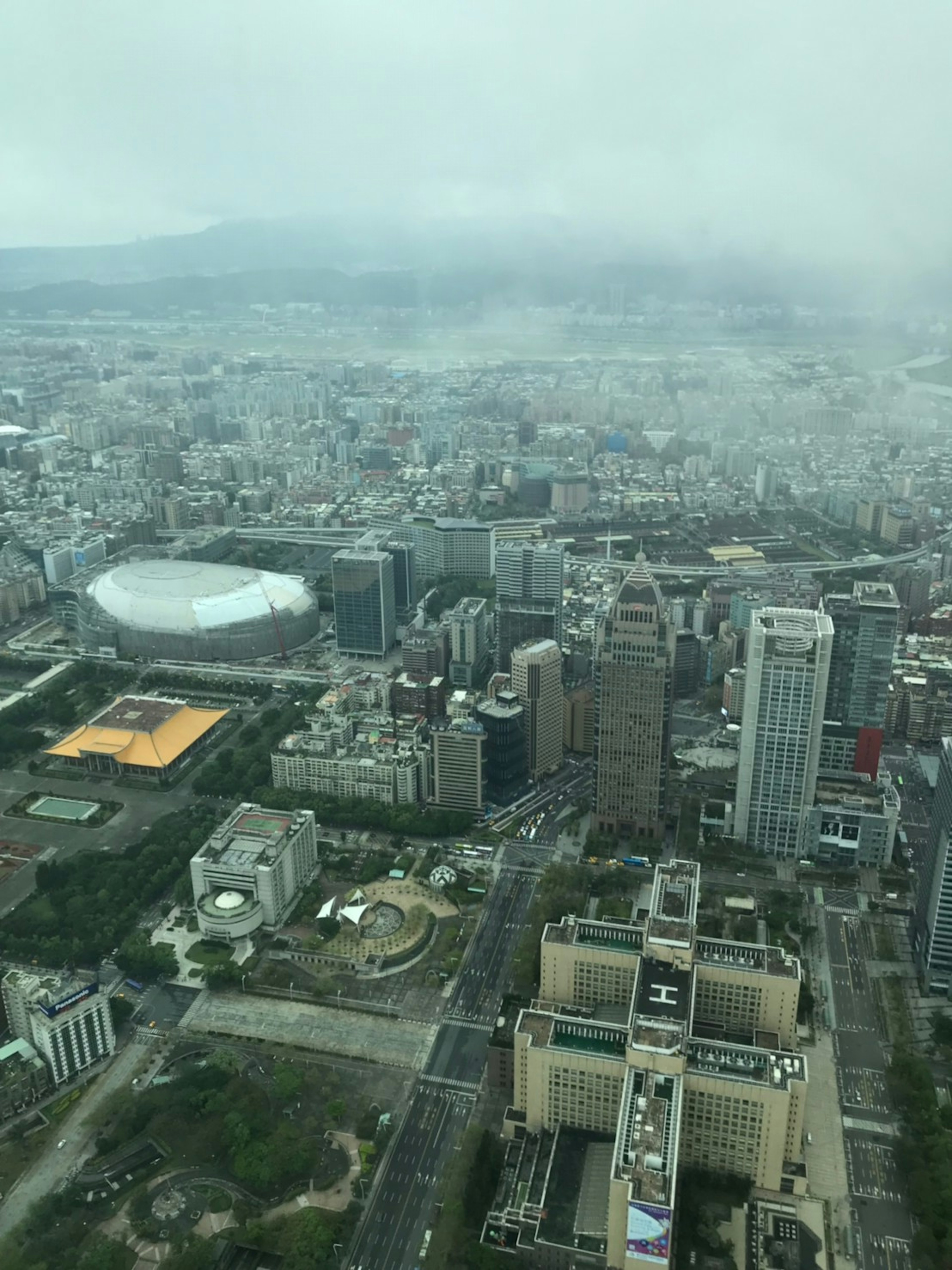 Vue panoramique d'une ville avec des gratte-ciels et un stade