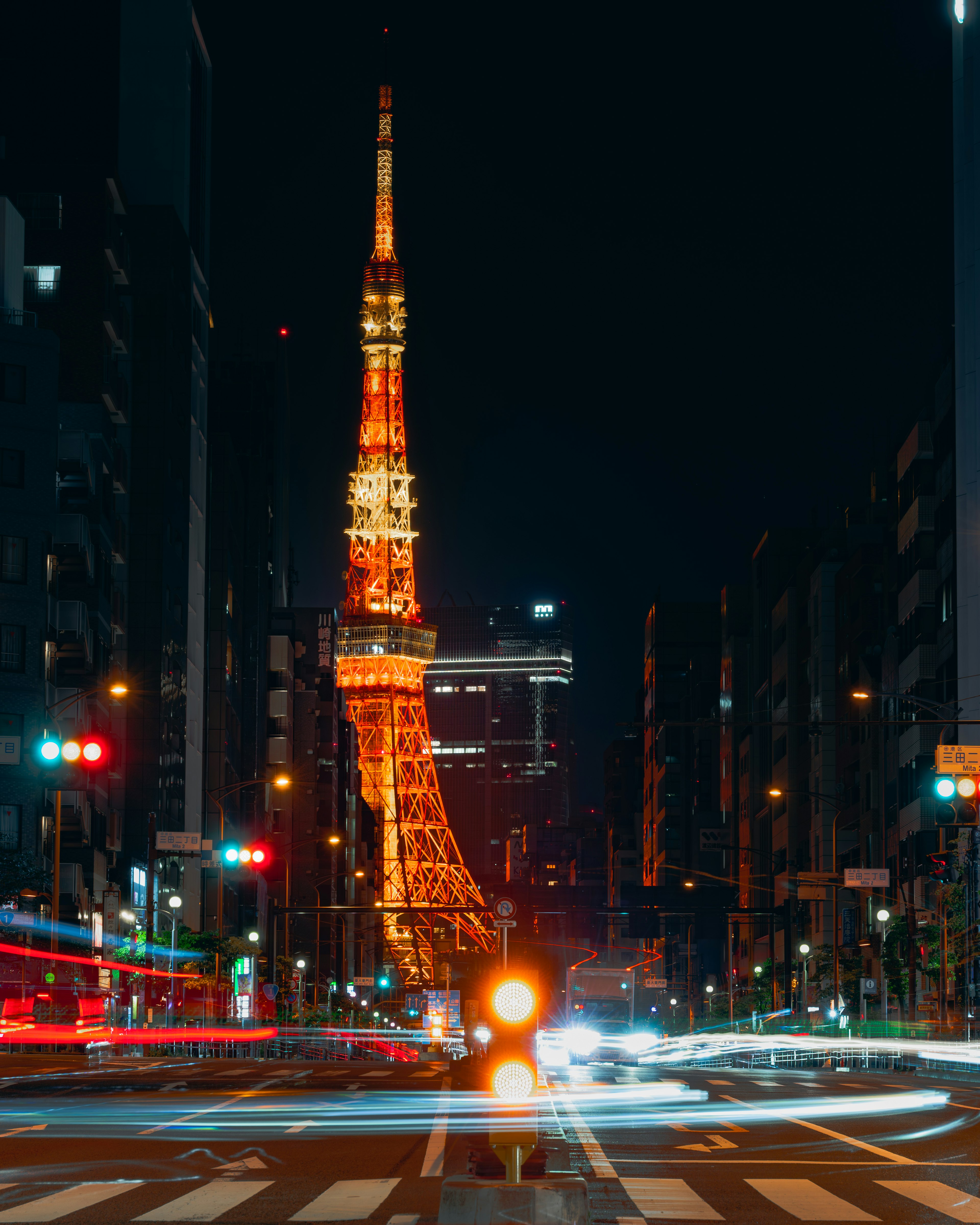 Tour de Tokyo illuminée la nuit avec des feux de circulation et des mouvements