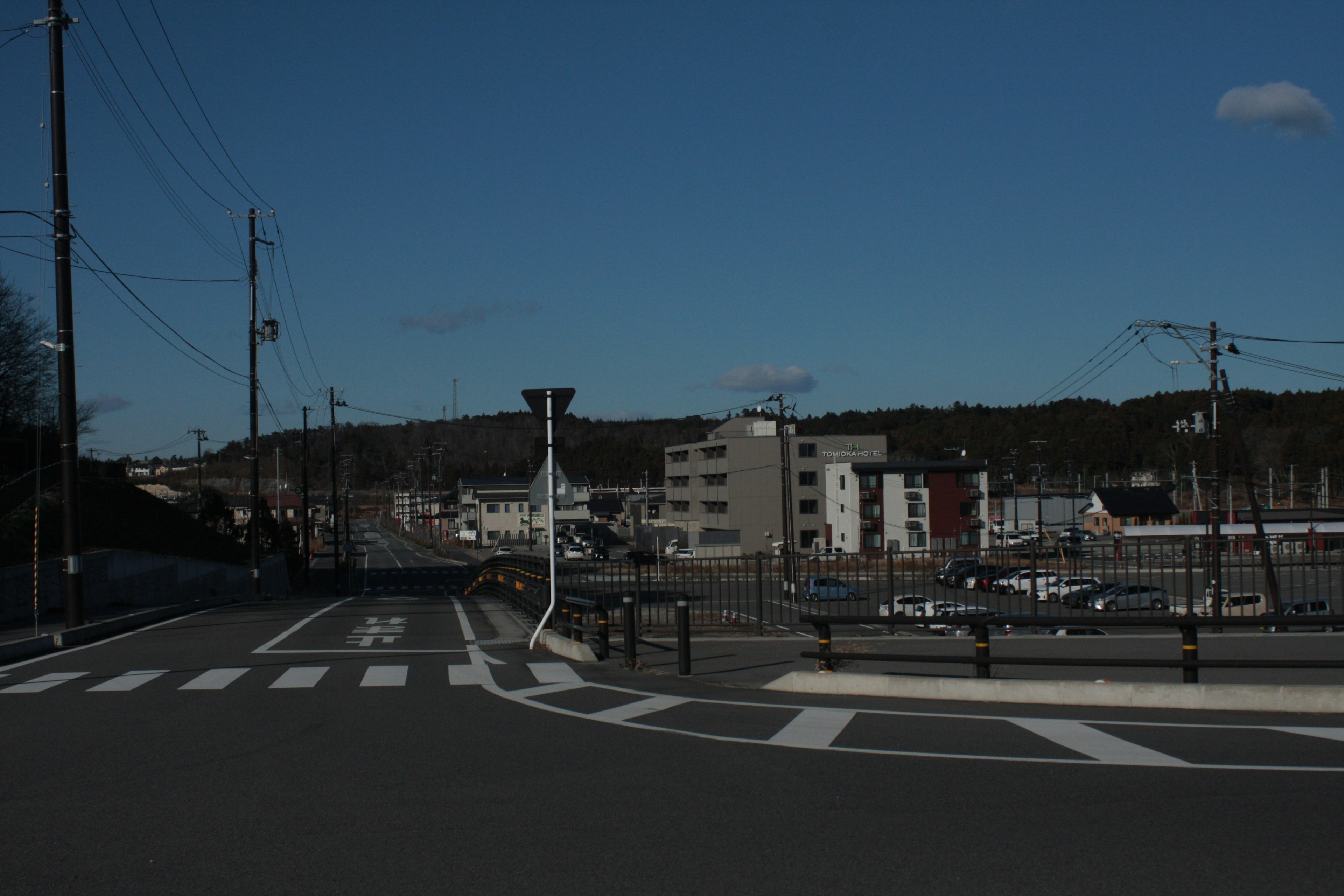 Paysage urbain avec intersection sous un ciel bleu