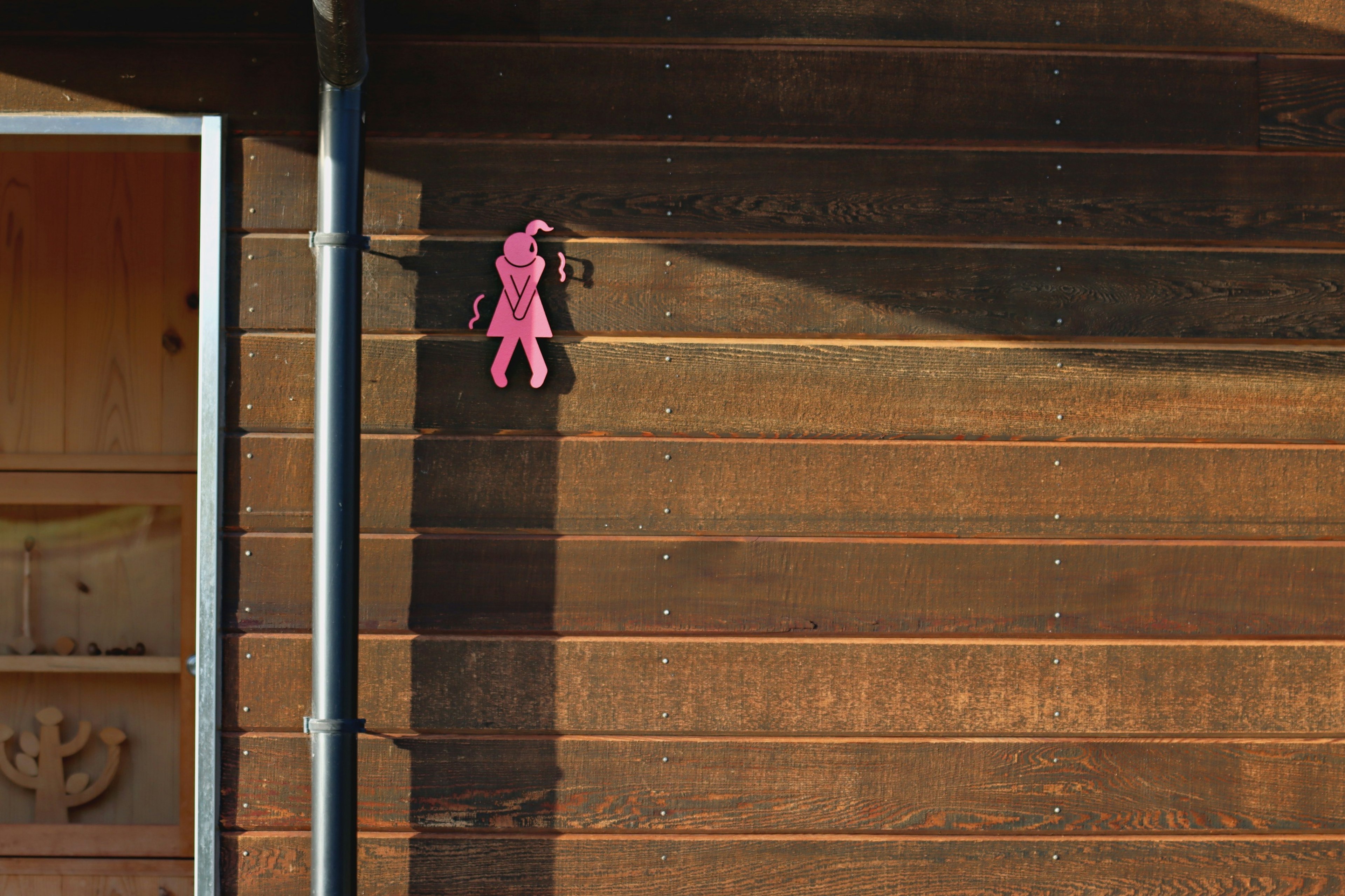 Decorazione a forma di figura rosa montata su un muro di legno