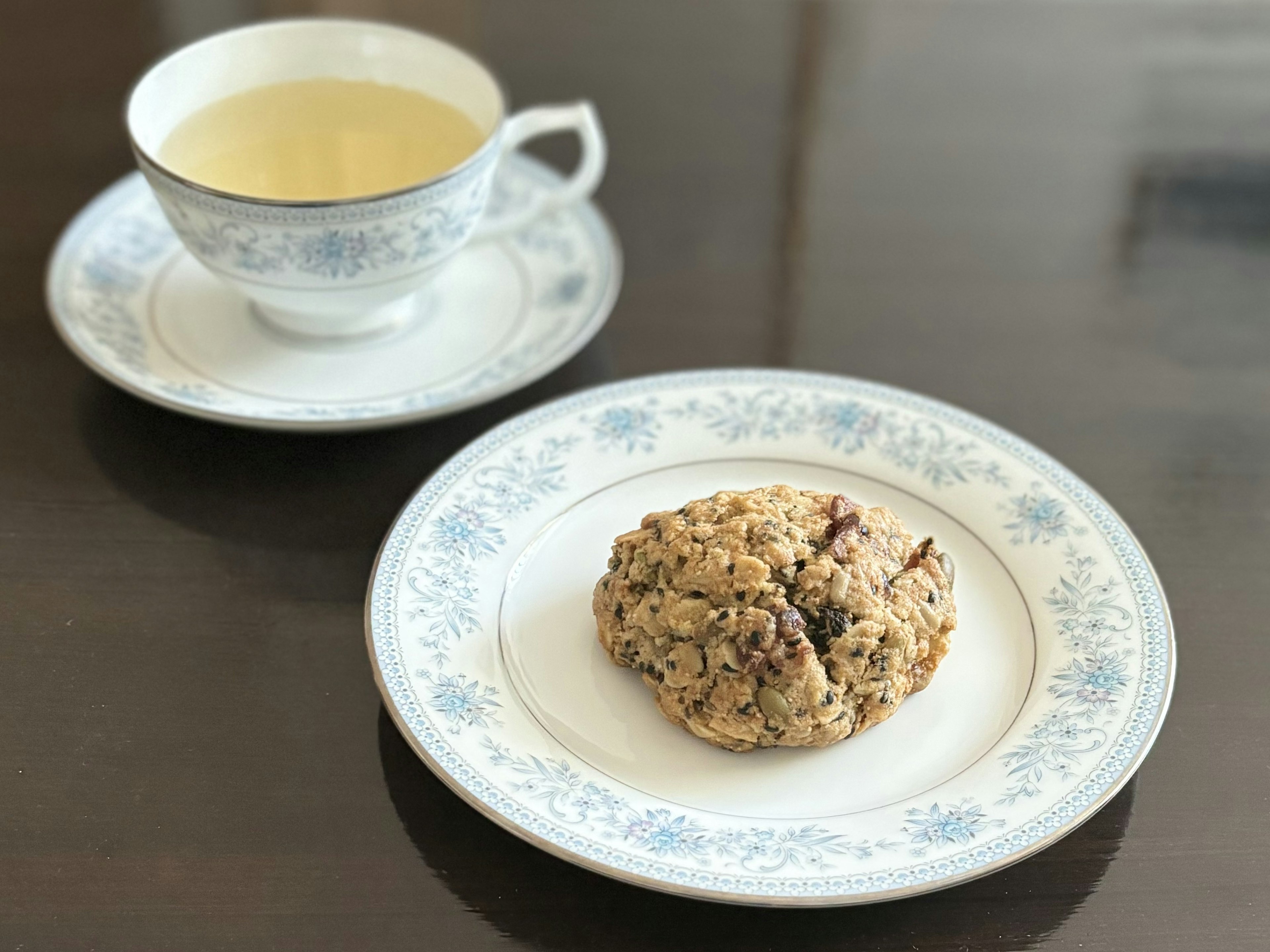 青い花模様の皿に乗ったクッキーとティーカップ