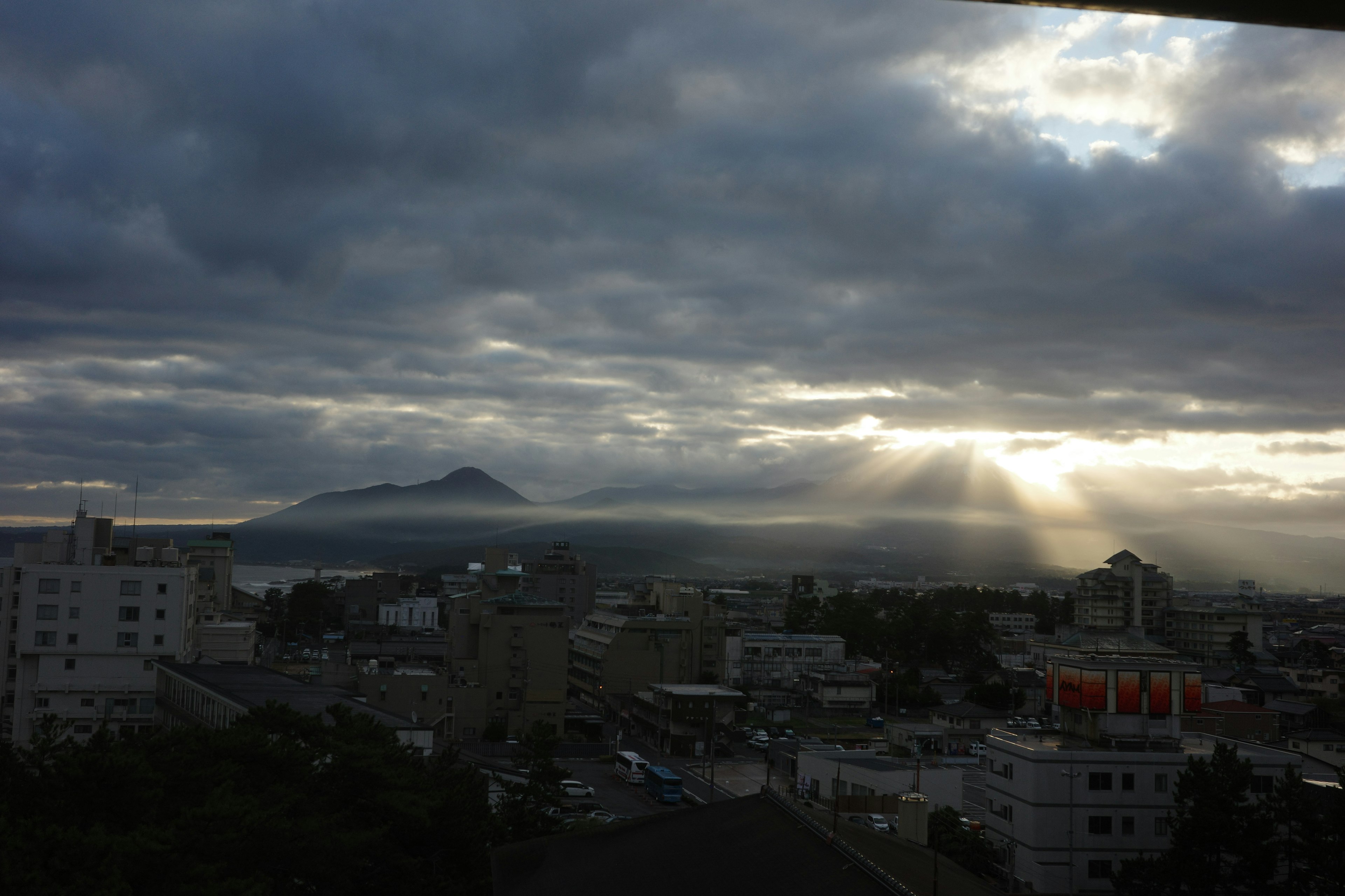 山と雲に覆われた風景に光が差し込む美しい都市の景色