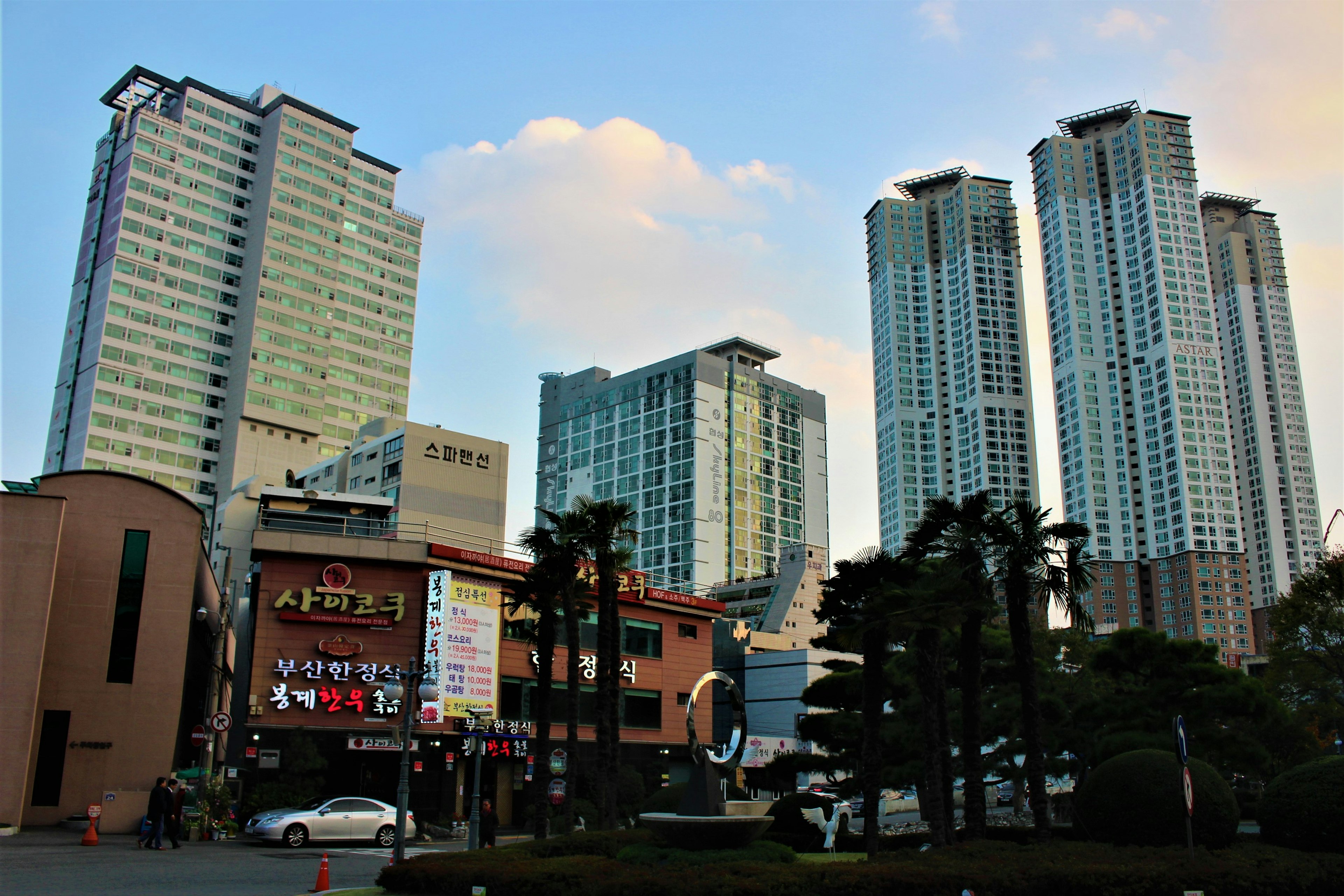 ทิวทัศน์เมืองที่มีตึกระฟ้าและร้านอาหาร