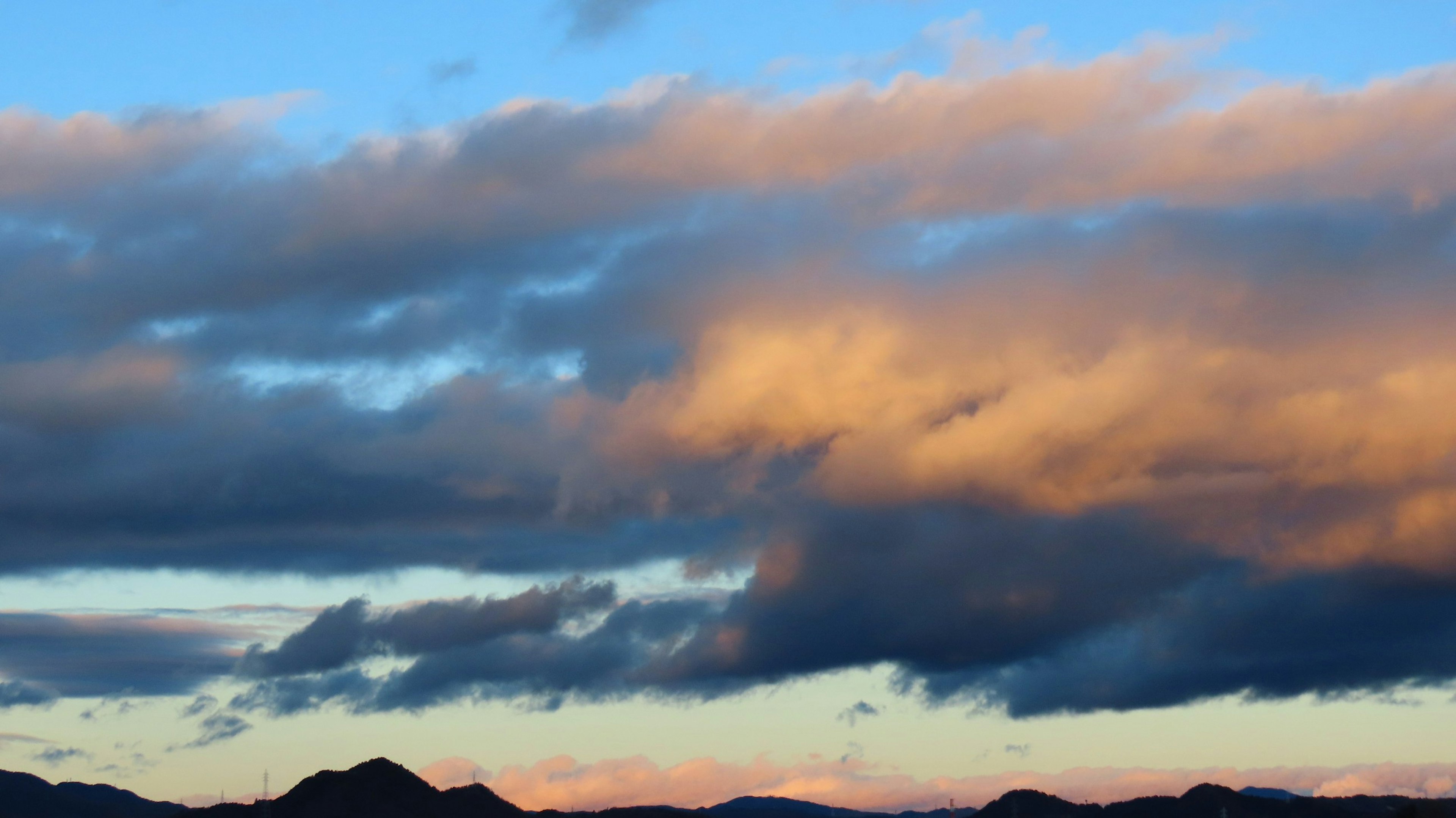 Vue panoramique d'un ciel rempli de nuages au coucher du soleil