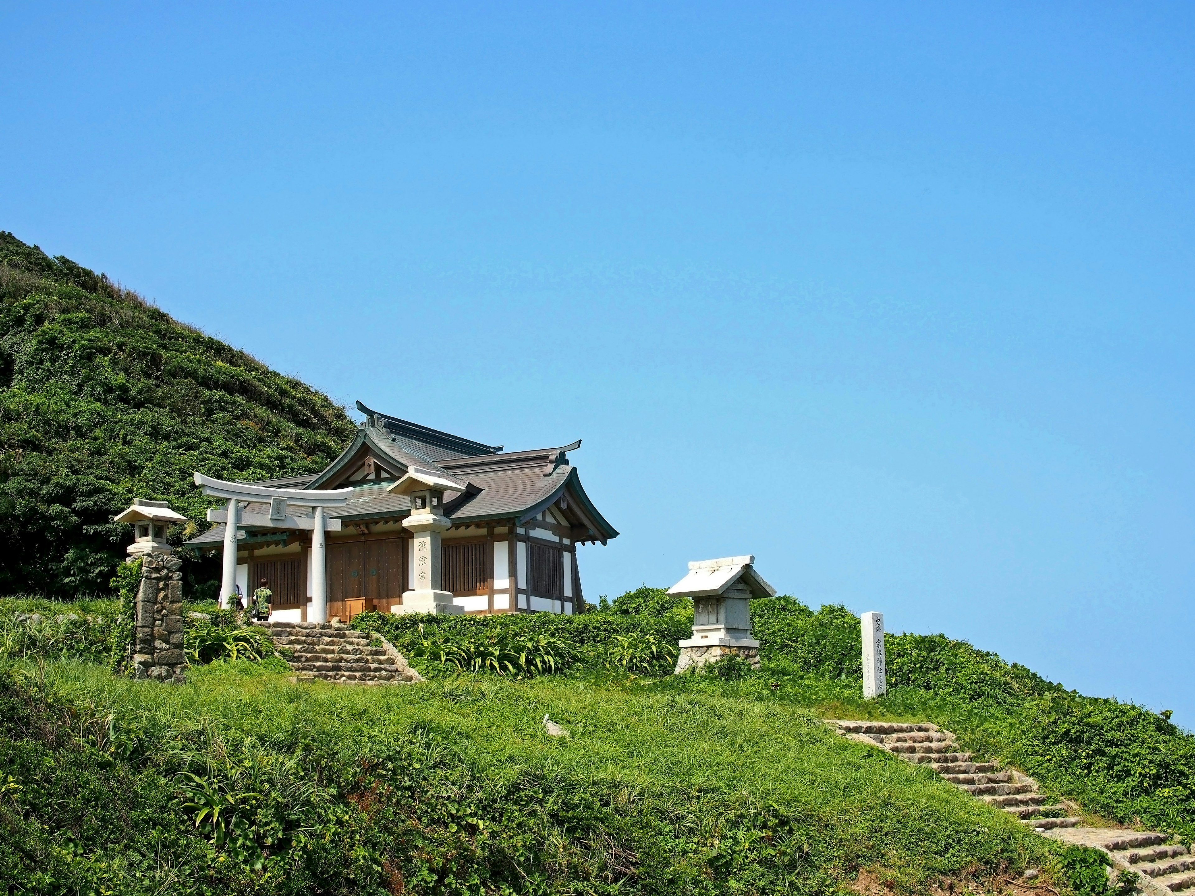 美しい山の中にある伝統的な日本の寺院と緑の風景